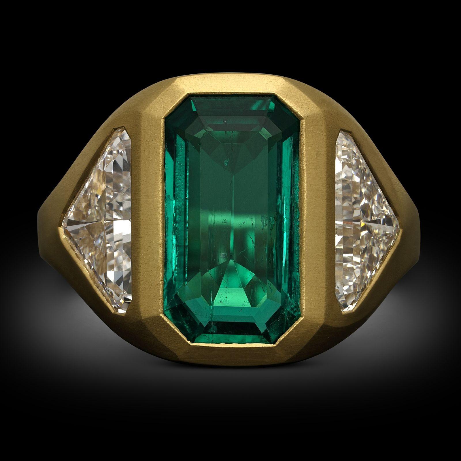 Creatore:
Hancocks
Sommario:
Anello con smeraldo colombiano e diamanti da 3,29 carati in oro 18 ct.
Descrizione:
Anello geometrico con smeraldo e diamante in oro giallo 18 ct di Hancocks. L'anello artigianale è incastonato al centro con uno smeraldo