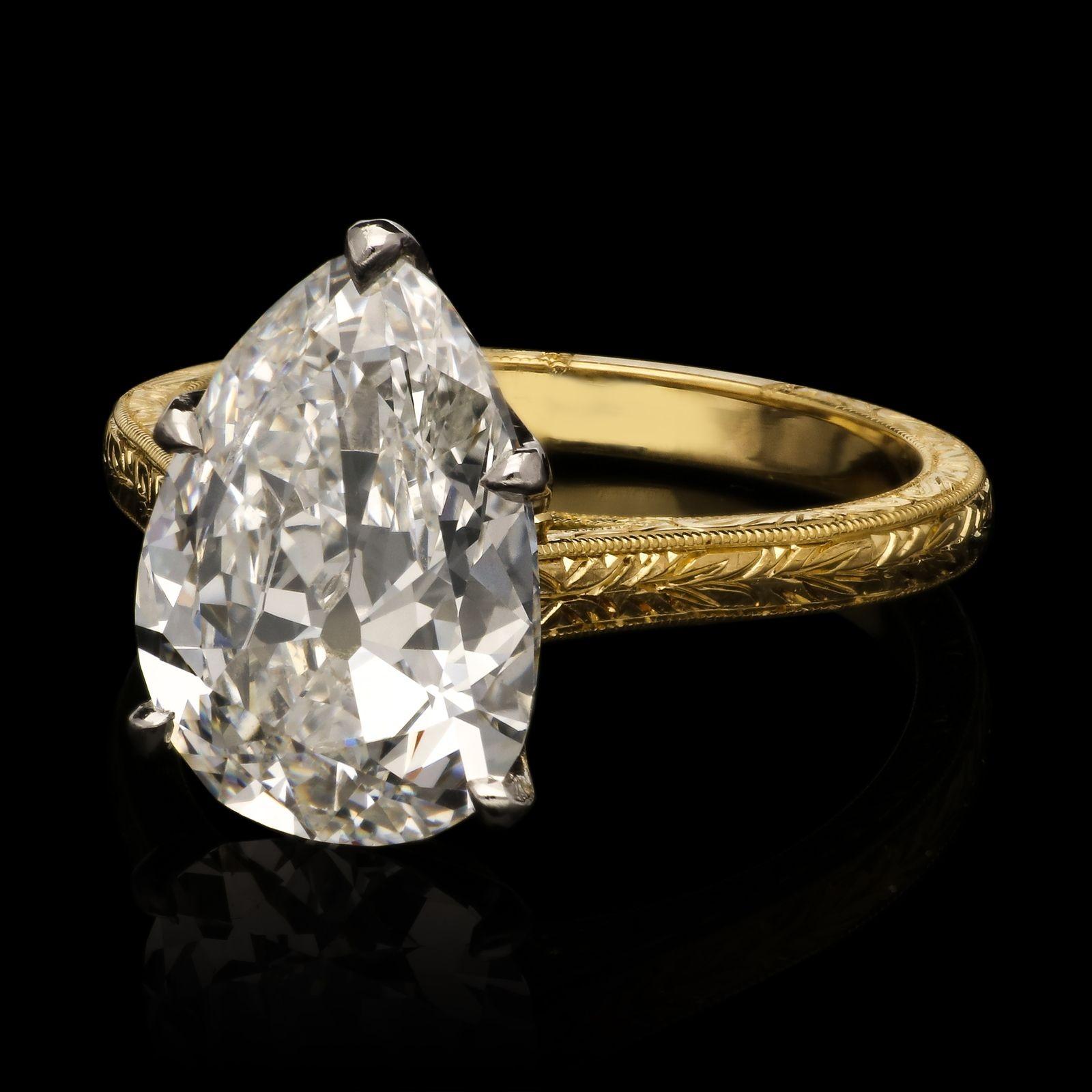 Hancocks 3,73 Karat G VVS2 Birnenförmiger Diamantring mit graviertem Goldband im Altschliff (Tropfenschliff) im Angebot