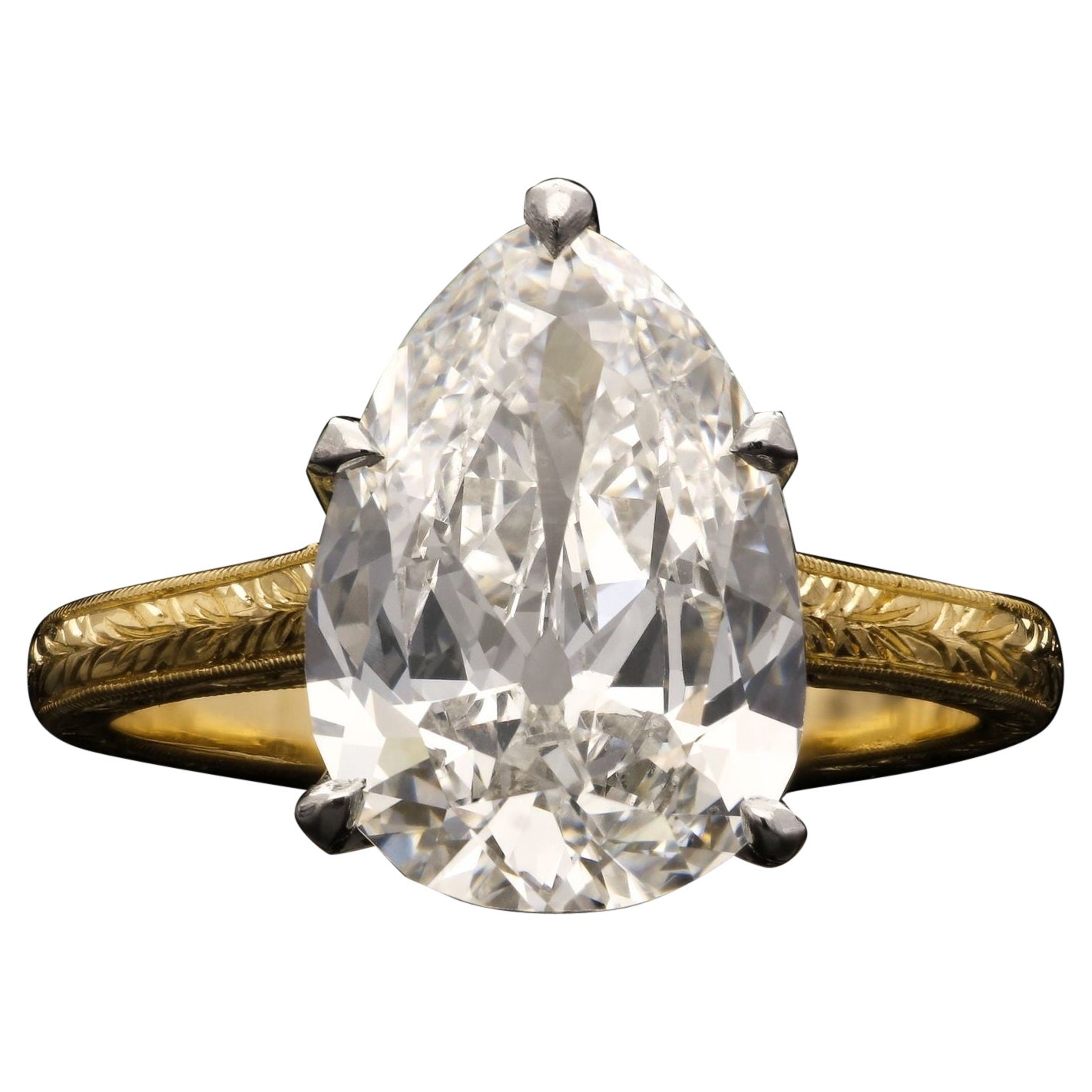 Anello con diamante a forma di pera Hancocks 3,73ct G VVS2 Old-Cut con fascia in oro incisa in vendita