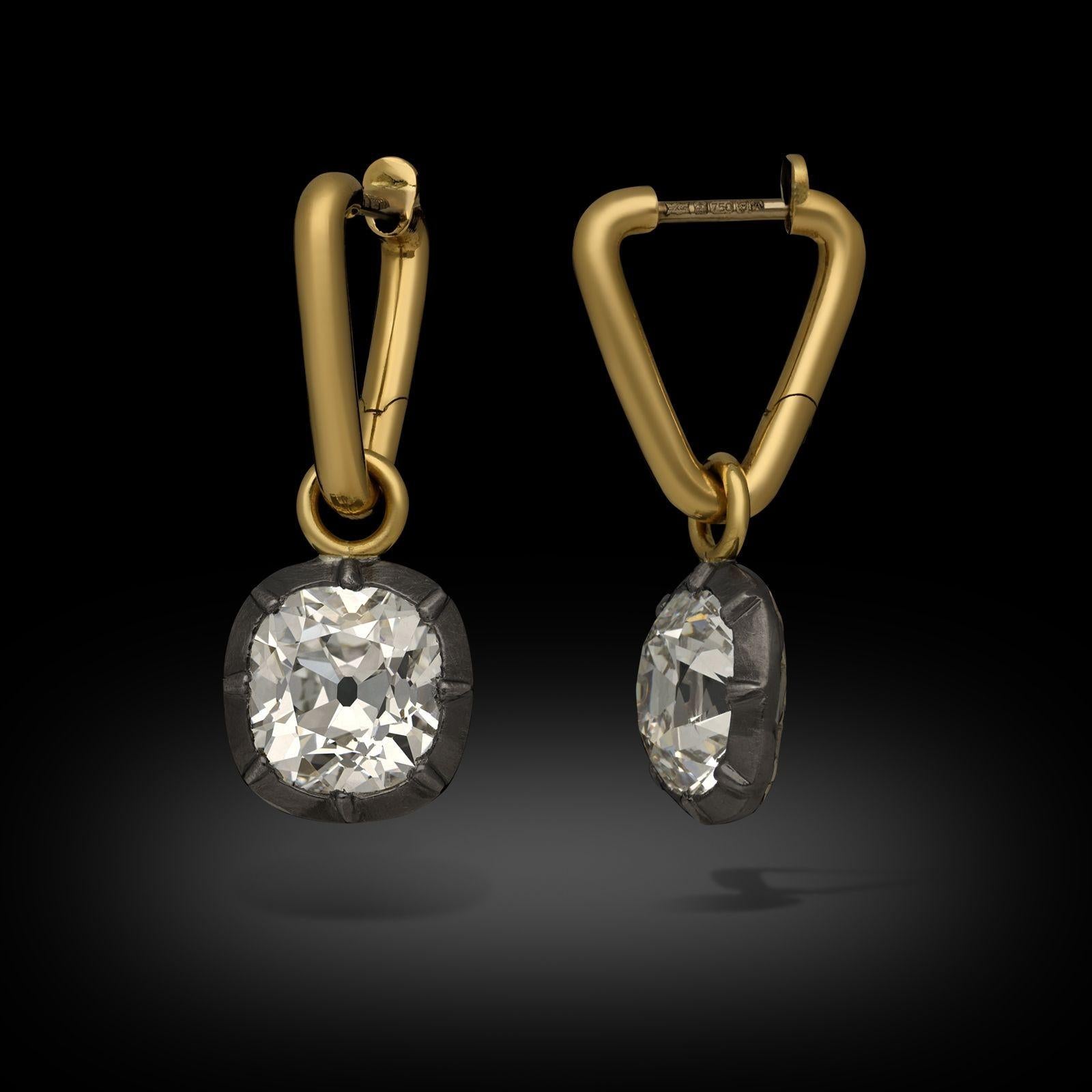 Créateur :
Hancocks
Résumé :
Boucles d'oreilles en diamant 4.16ct Old Mine Cushion Cut Georgian Revival
Description :
Paire de boucles d'oreilles en diamant taille ancienne de style néo-géorgien par Hancocks. Chaque boucle d'oreille artisanale est