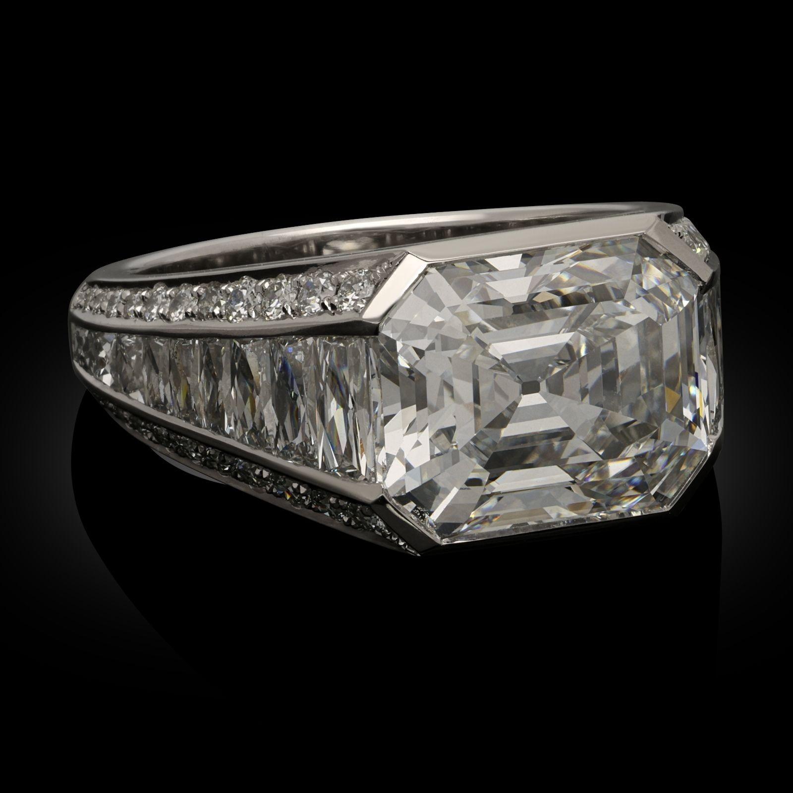 Créateur :
Hancocks
Résumé :
Bague en platine avec diamant allongé de 4,52 ct.
Description :
Bague en diamant de taille ancienne et en platine de Hancocks. La bague artisanale est sertie au centre d'un diamant allongé de taille Asscher de 4,52