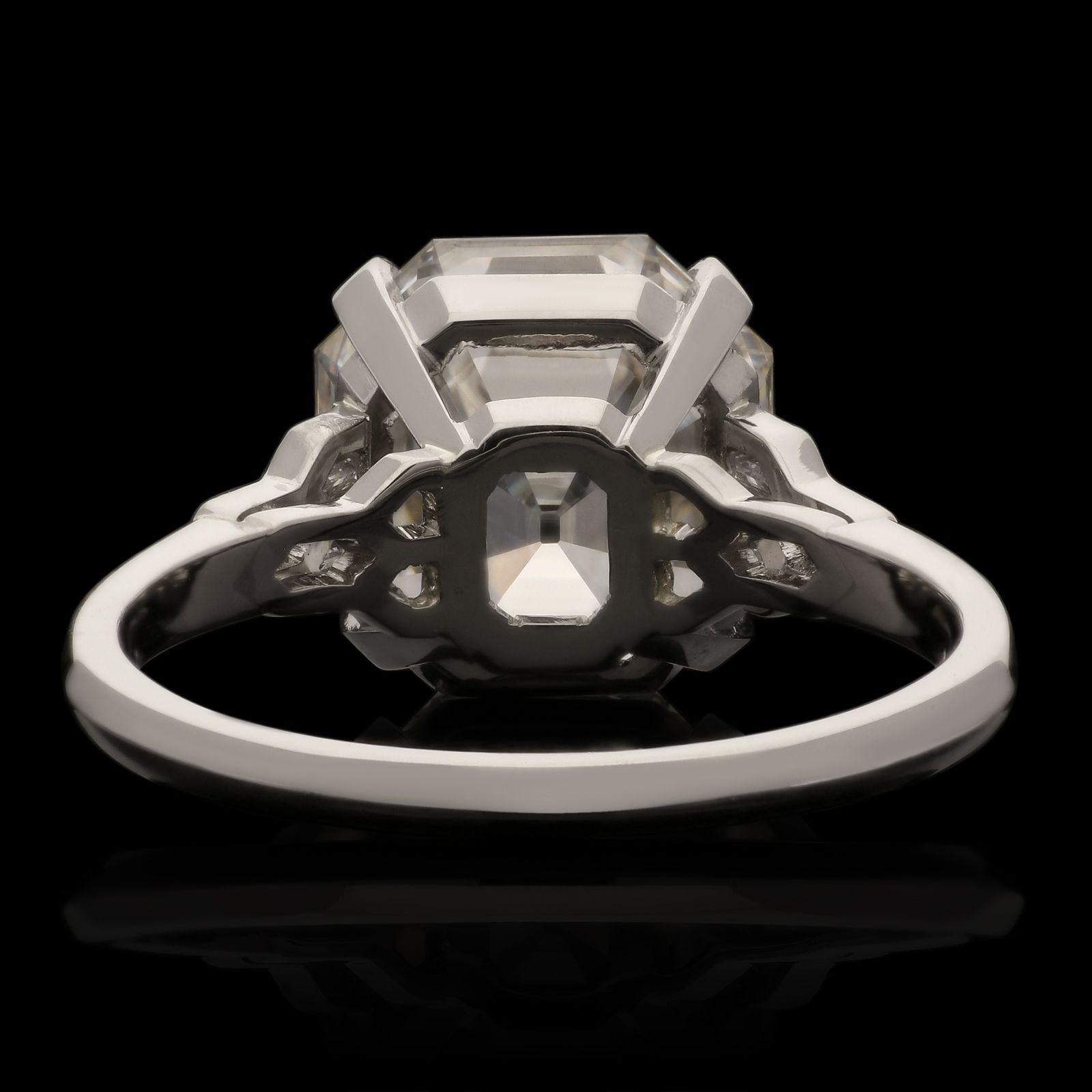 Hancocks Bague contemporaine en diamant taille Asscher de 5,14 carats avec paules en nid d'abeille Pour femmes en vente