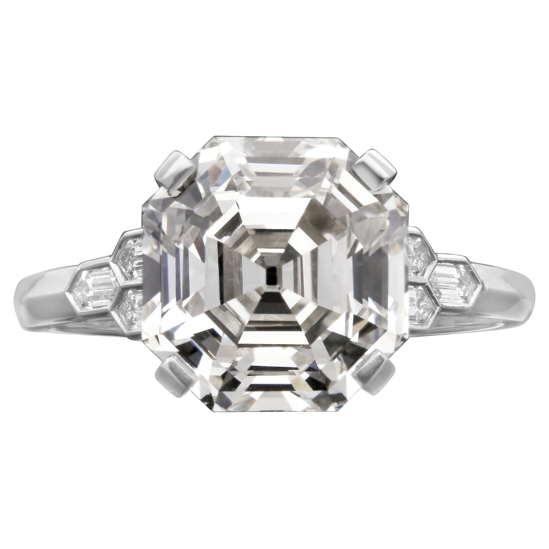 Hancocks Bague contemporaine en diamant taille Asscher de 5,14 carats avec paules en nid d'abeille en vente