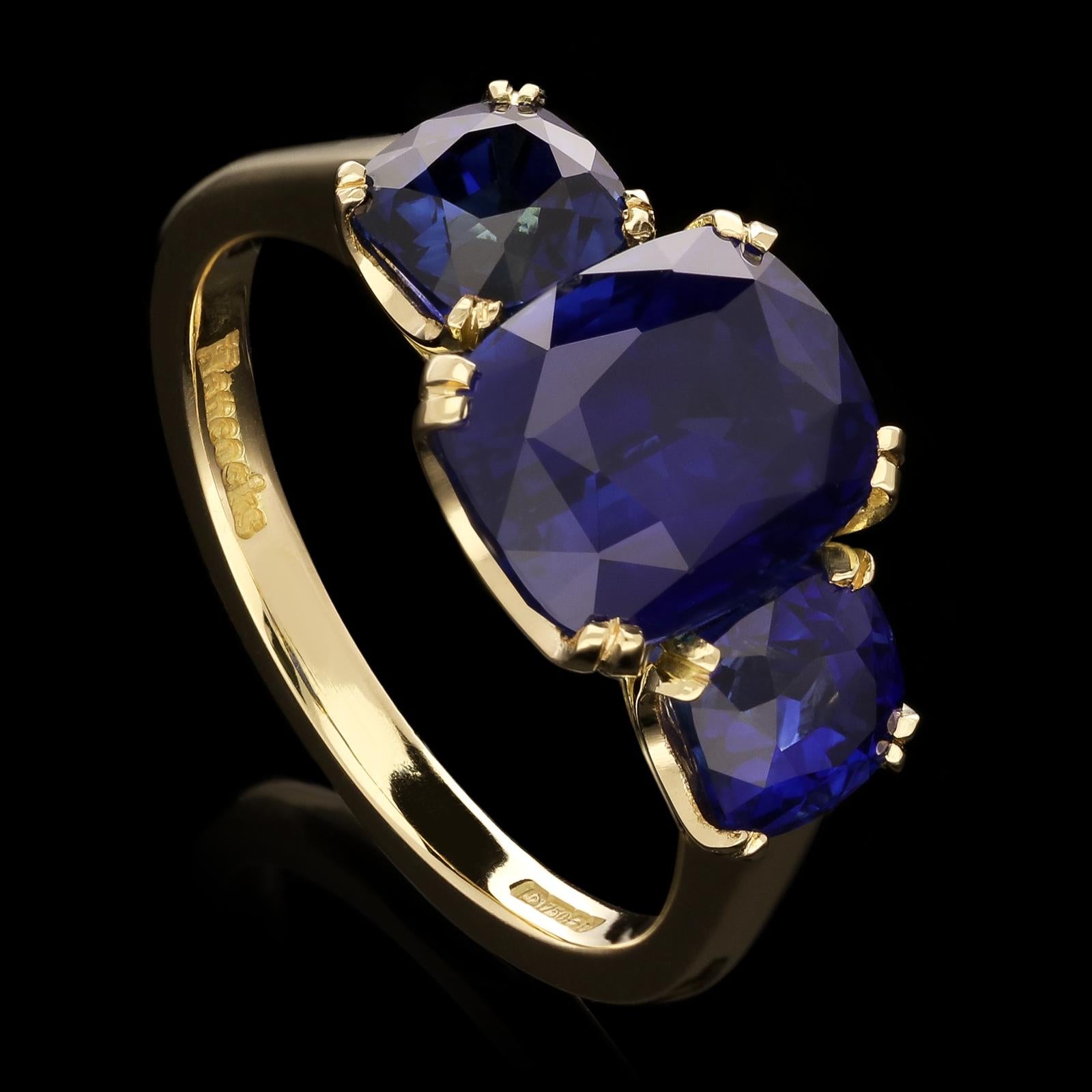 Eine atemberaubende Drei-Stein-Saphir-Ring von Hancocks, in der Mitte mit einem kissenförmigen Saphir mit einem Gewicht von 4,34cts zwischen zwei weiteren kissenförmigen Saphiren mit einem Gewicht von 2,32cts kombiniert, alle schön für Tiefe,