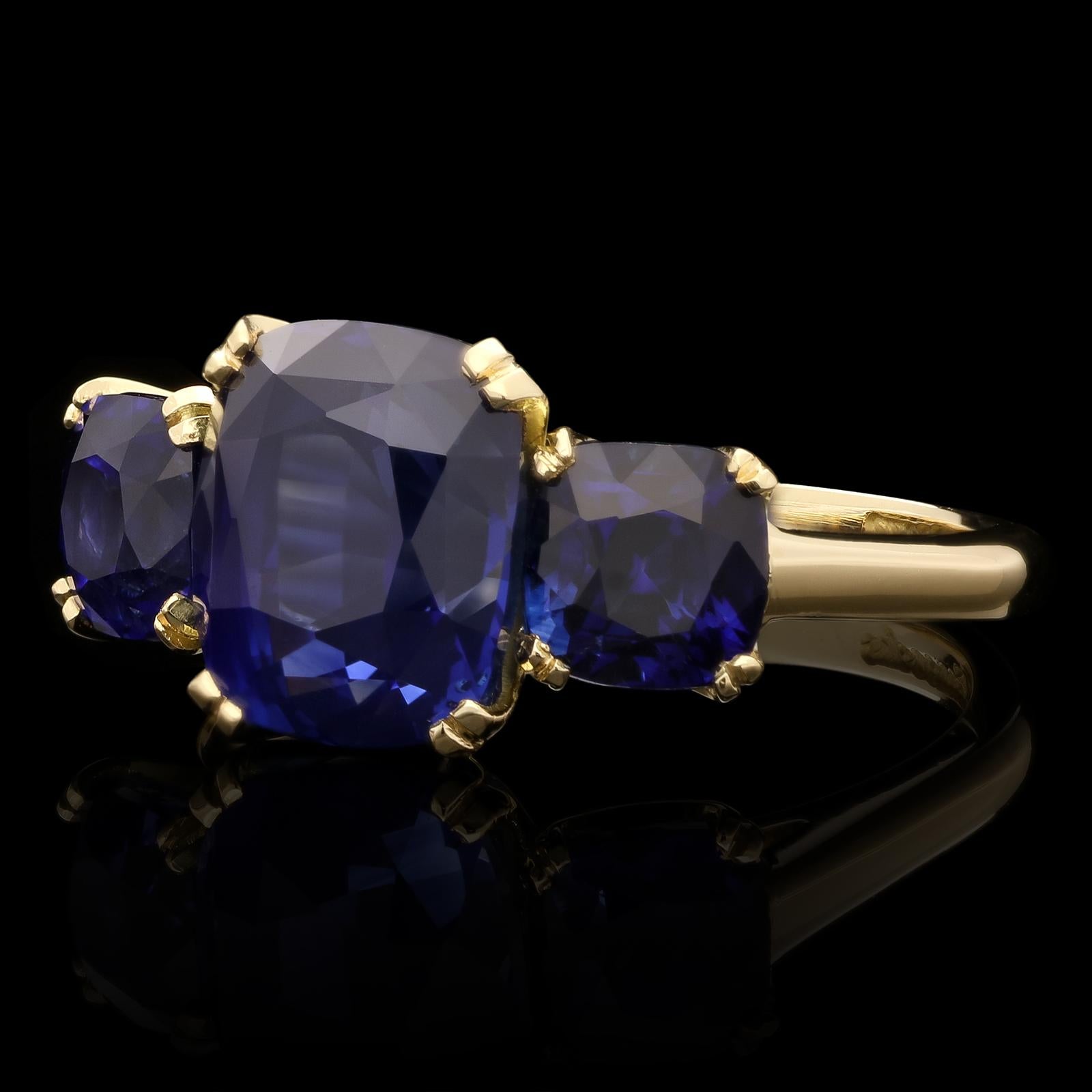 Hancocks Dreisteinring aus 18 Karat Gelbgold mit 6,66 Karat Saphir im Kissenschliff im Zustand „Neu“ im Angebot in London, GB