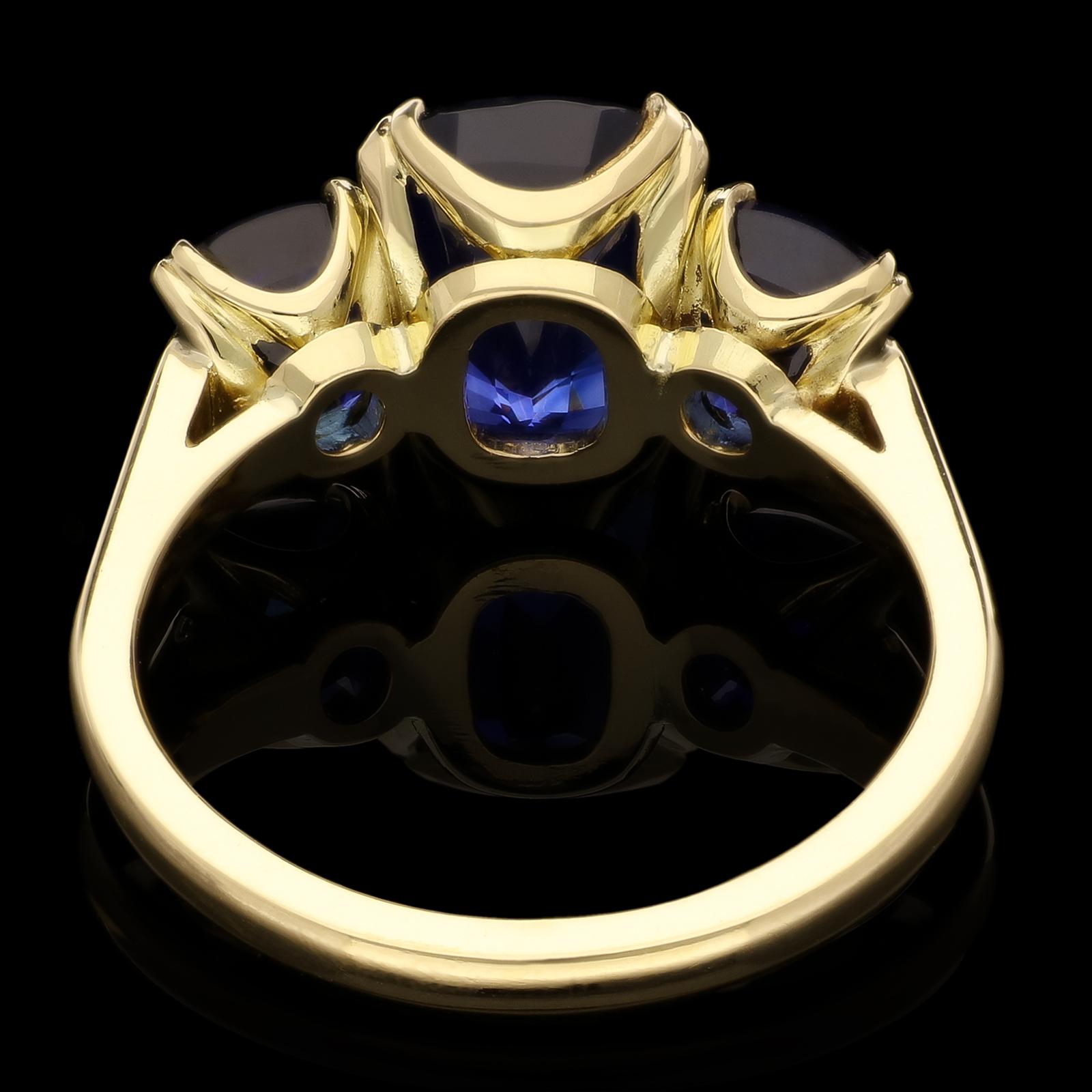 Hancocks Dreisteinring aus 18 Karat Gelbgold mit 6,66 Karat Saphir im Kissenschliff Damen im Angebot