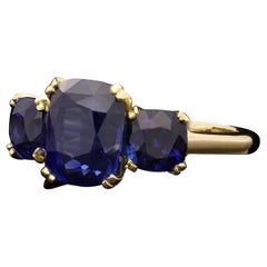 Anello a tre pietre con zaffiro taglio cuscino Hancocks 6,66ct in oro giallo 18ct