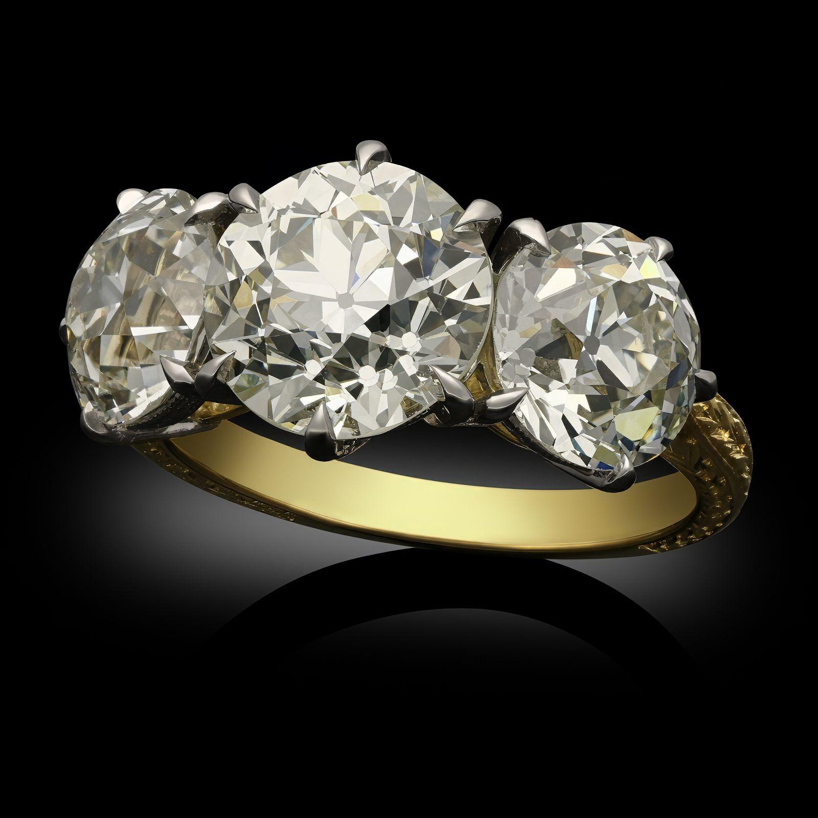 Hancocks 6.77ct Old European Cut Diamond three Stone Ring in 18ct Yellow Gold In New Condition For Sale In London, GB