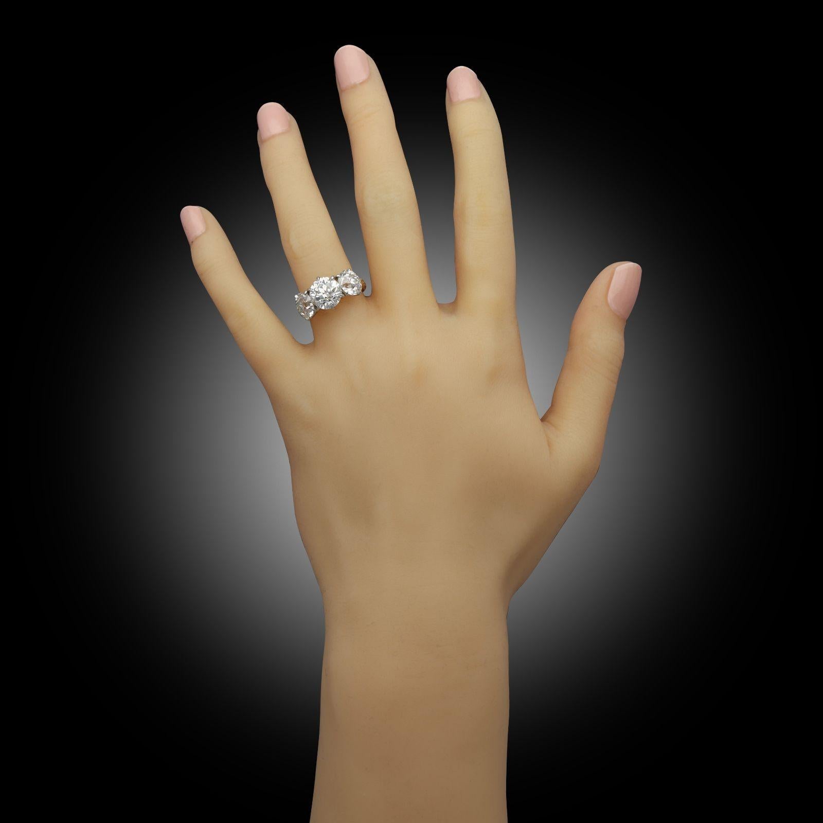Hancocks 6.77ct Old European Cut Diamond three Stone Ring in 18ct Yellow Gold For Sale 1