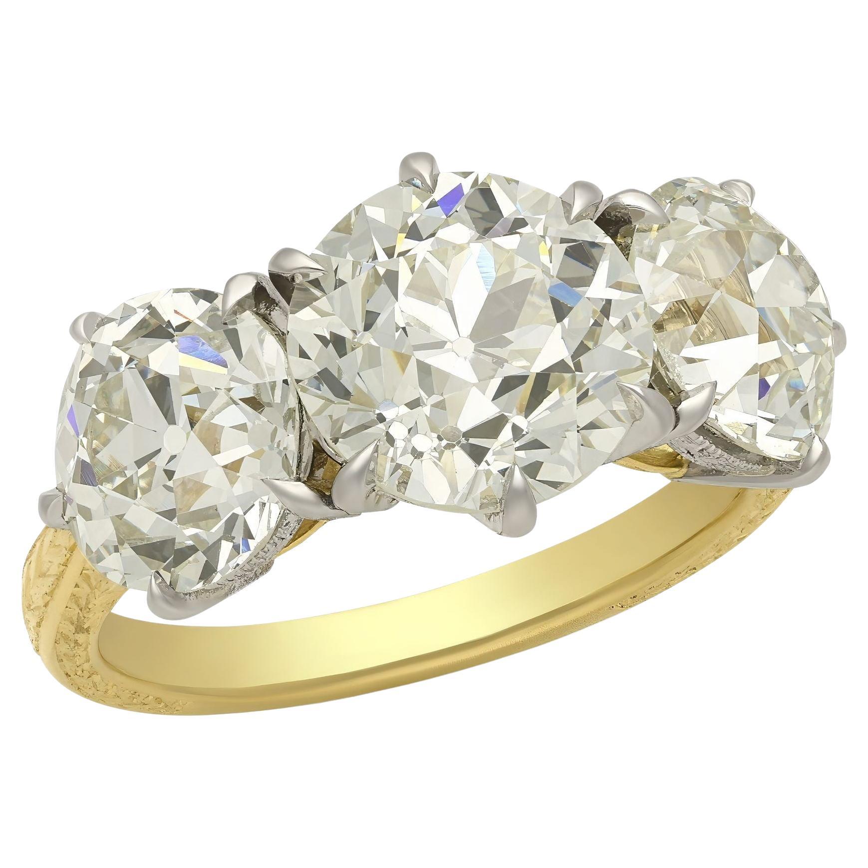Hancocks 6,77 Karat Diamantring mit drei Steinen im alteuropäischen Schliff aus 18 Karat Gelbgold