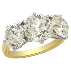 Hancocks 6,77 Karat Diamantring mit drei Steinen im alteuropäischen Schliff aus 18 Karat Gelbgold