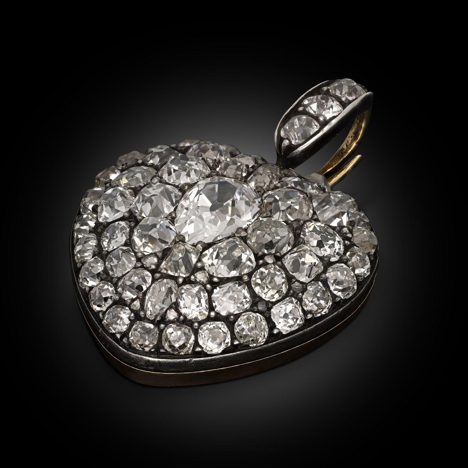 Créateur :
Hancocks
Résumé :
Pendentif en forme de coeur avec diamant
Description :
Pendentif en forme de cœur en diamant de l'époque victorienne, réalisé par Hancocks vers 1860. Le cœur bombé est serti au centre d'un diamant taille poire ancien de