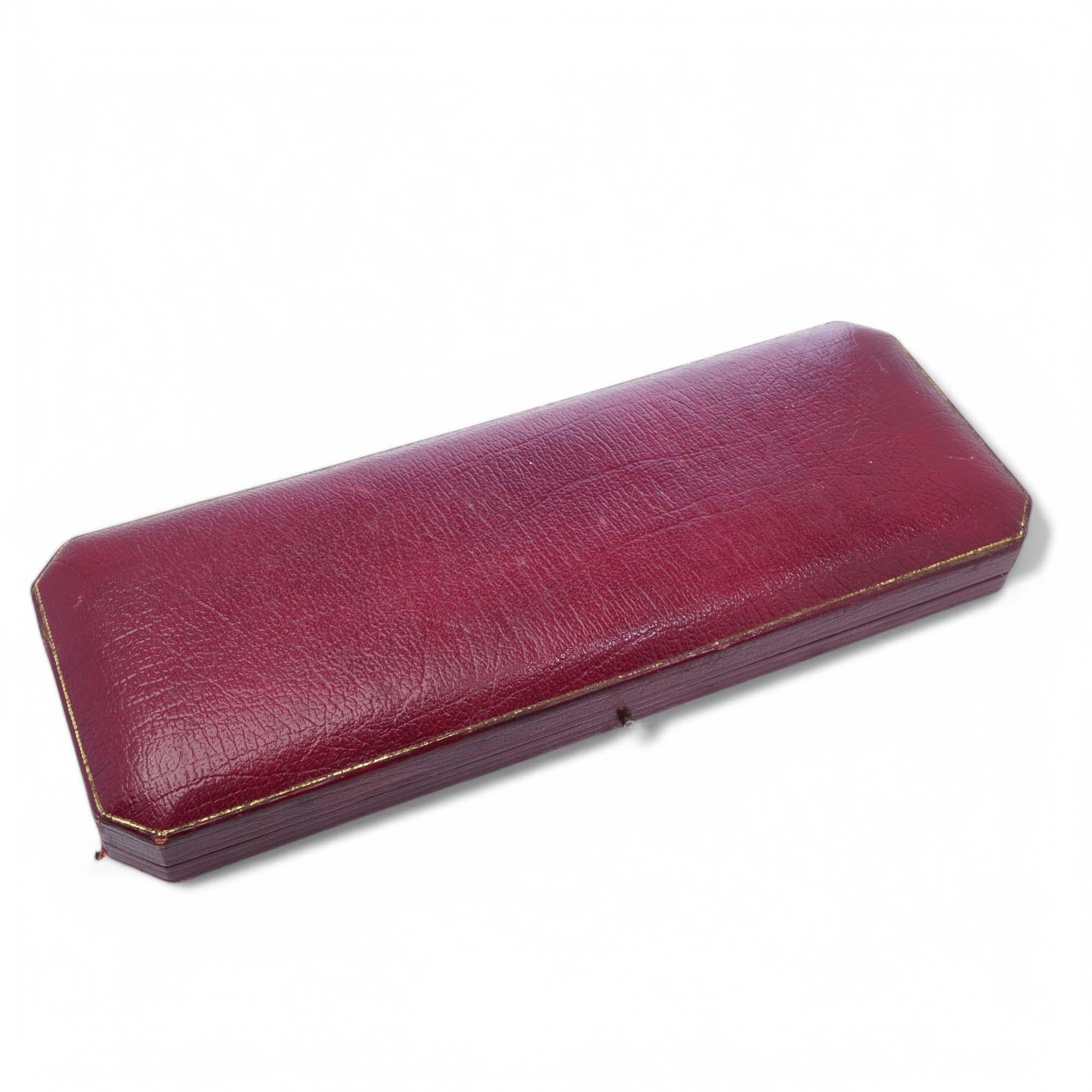 Hancocks & Co. Boîte à colliers
	
Boîte à colliers rectangulaire avec intérieur doublé de satin, portant la marque Hancocks & Co. à l'intérieur du couvercle.

•	MATERIAL : Extérieur en similicuir, intérieur en satin et velours
•	Objet : rangement et
