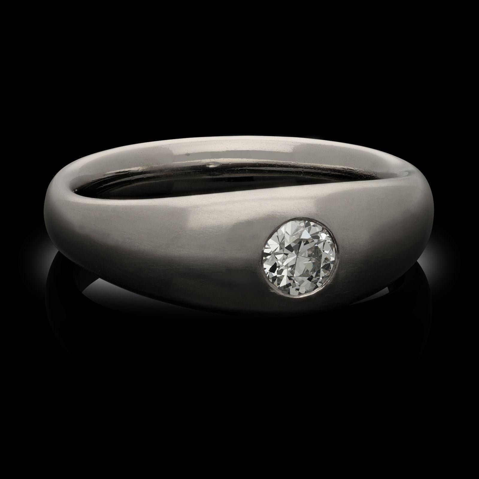Ein Ring von Hancocks mit einem altgeschliffenen Diamanten und einem Platinband. Der Ring ist in der Mitte mit einem Diamanten im alten europäischen Schliff mit einem Gewicht von 0,45 Karat besetzt, der bündig in einer Fassung im Zigeunerstil in
