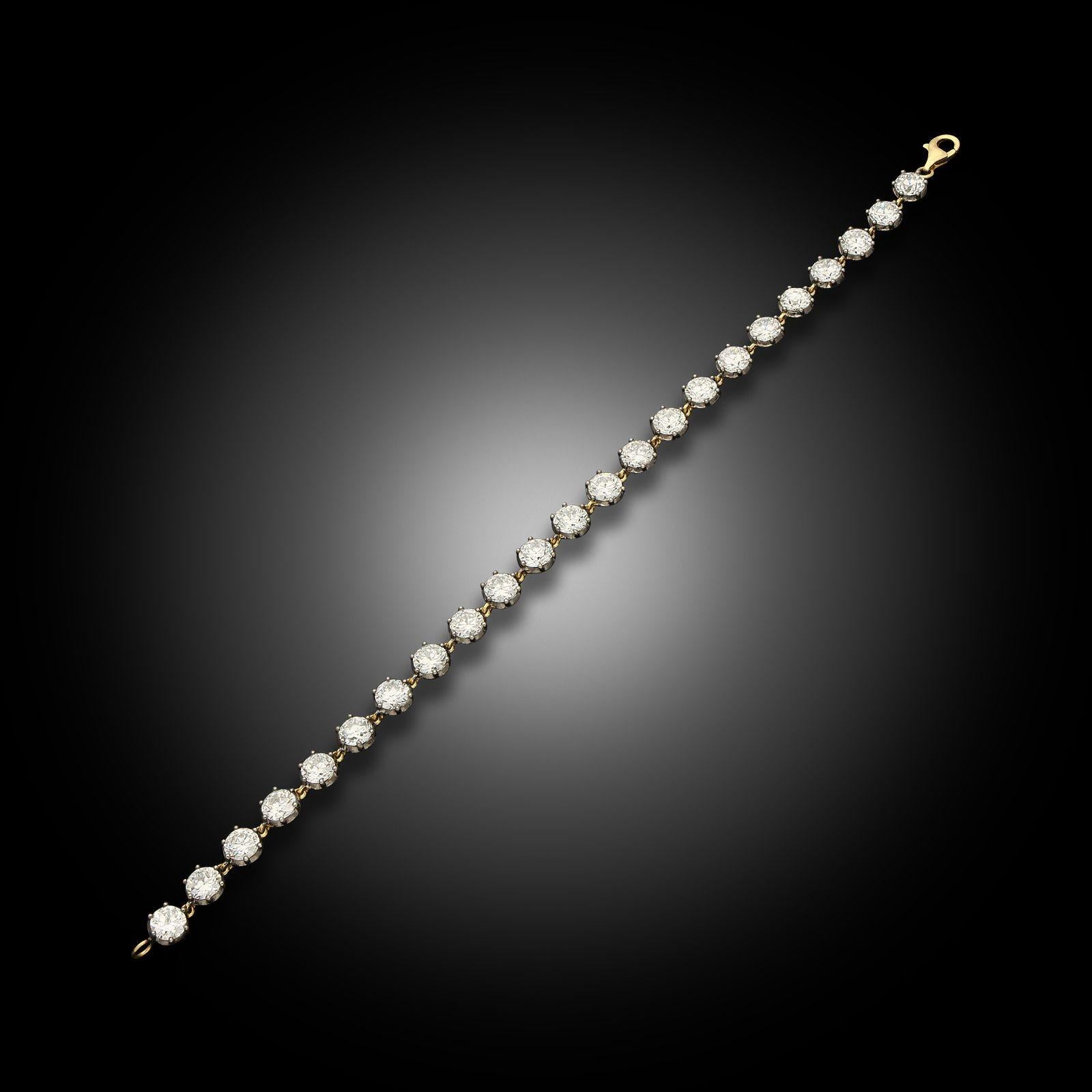 Un bracelet en diamant taillé anciennement par Hancocks. Le bracelet articulé est conçu comme une ligne de diamants de taille européenne ancienne, chacun étant individuellement serti dans des colliers de style néo-géorgien en platine rhodié noir et