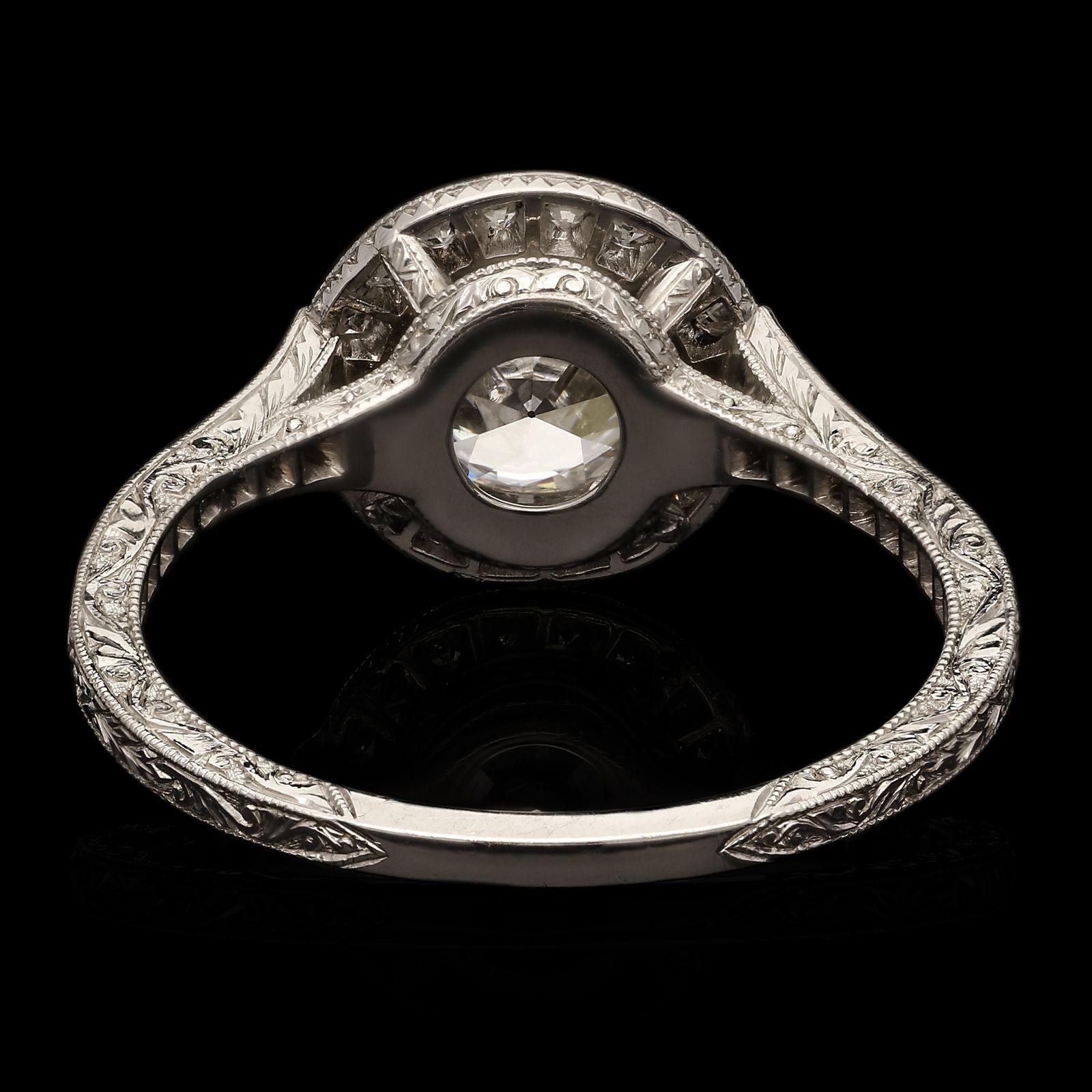 Hancocks Contemporary 1.28ct Brilliant Cut Diamond Ring With Halo Surround (Bague en diamant taillé en brillant avec entourage en halo) Unisexe en vente