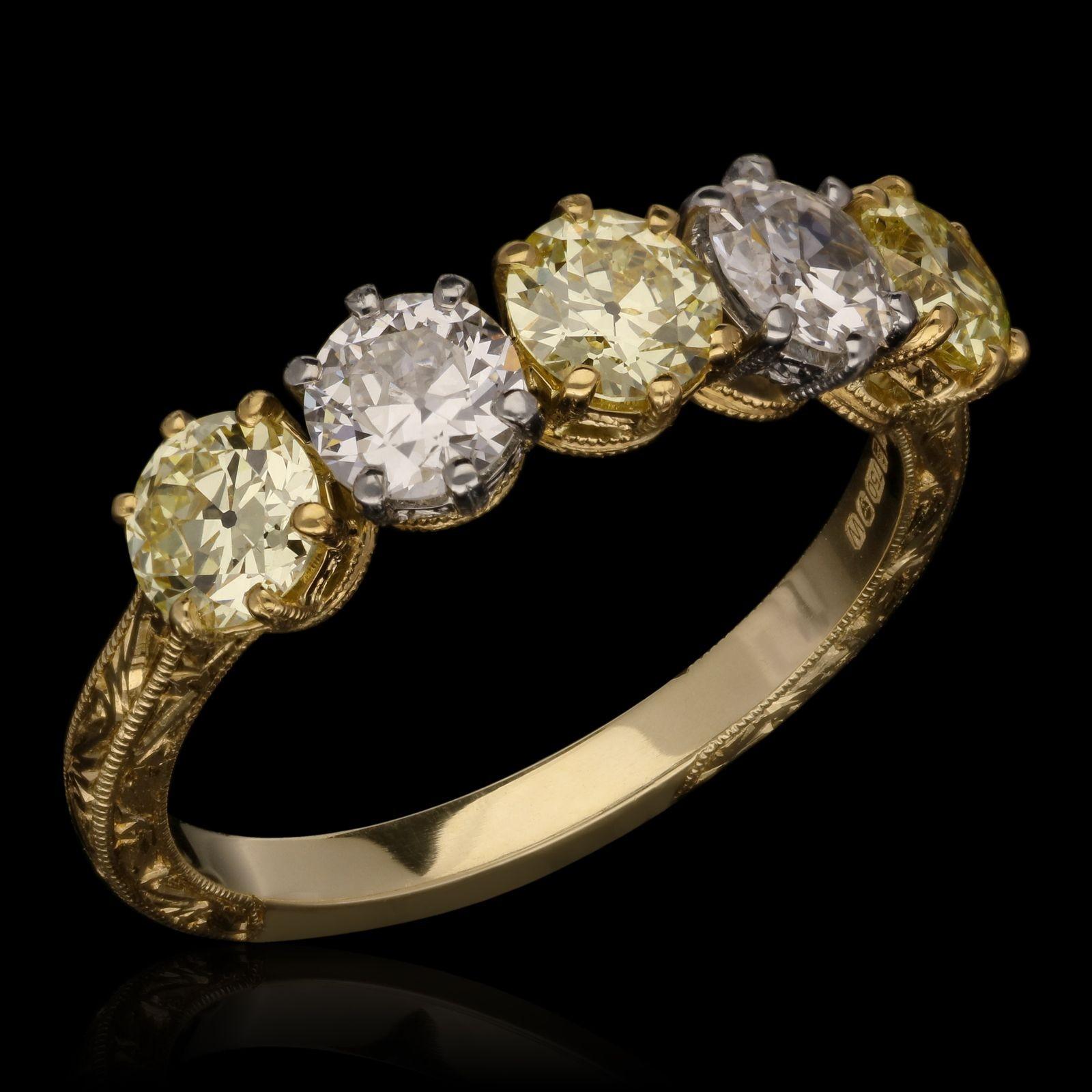 Ein schöner gelber und weißer Altschliff-Diamantring von Hancocks, in einer Reihe mit fünf alten europäischen Diamanten im Brillantschliff mit einem Gesamtgewicht von 1,49cts, zwei weißen Steinen der Farbe G und drei Steinen der Farbe Fancy Yellow,