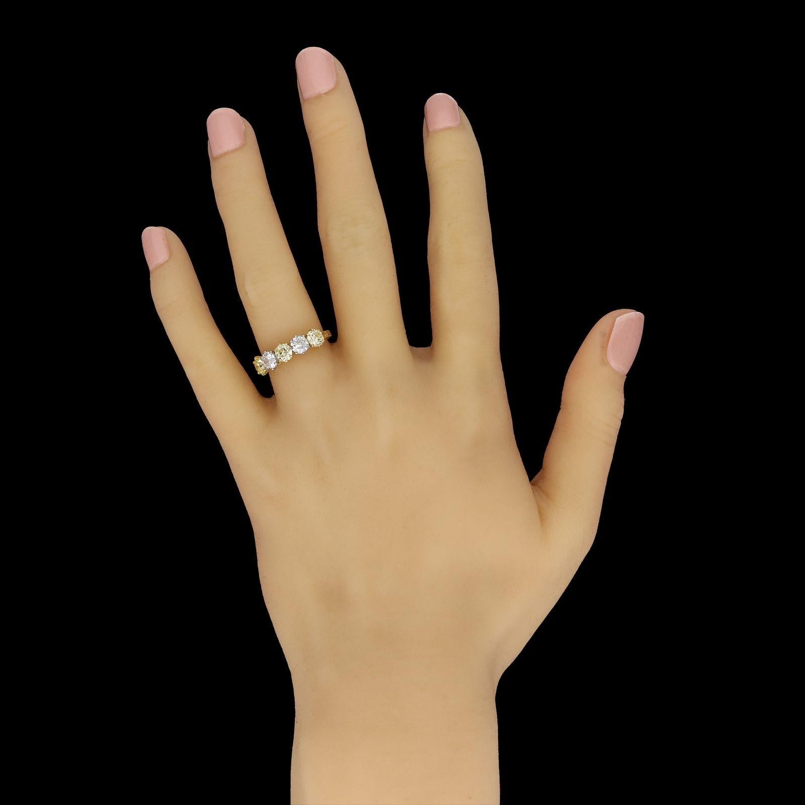 Hancocks Zeitgenössischer Ring mit 1,49 Karat gelben und weißen Diamanten und fünf Steinen Damen im Angebot