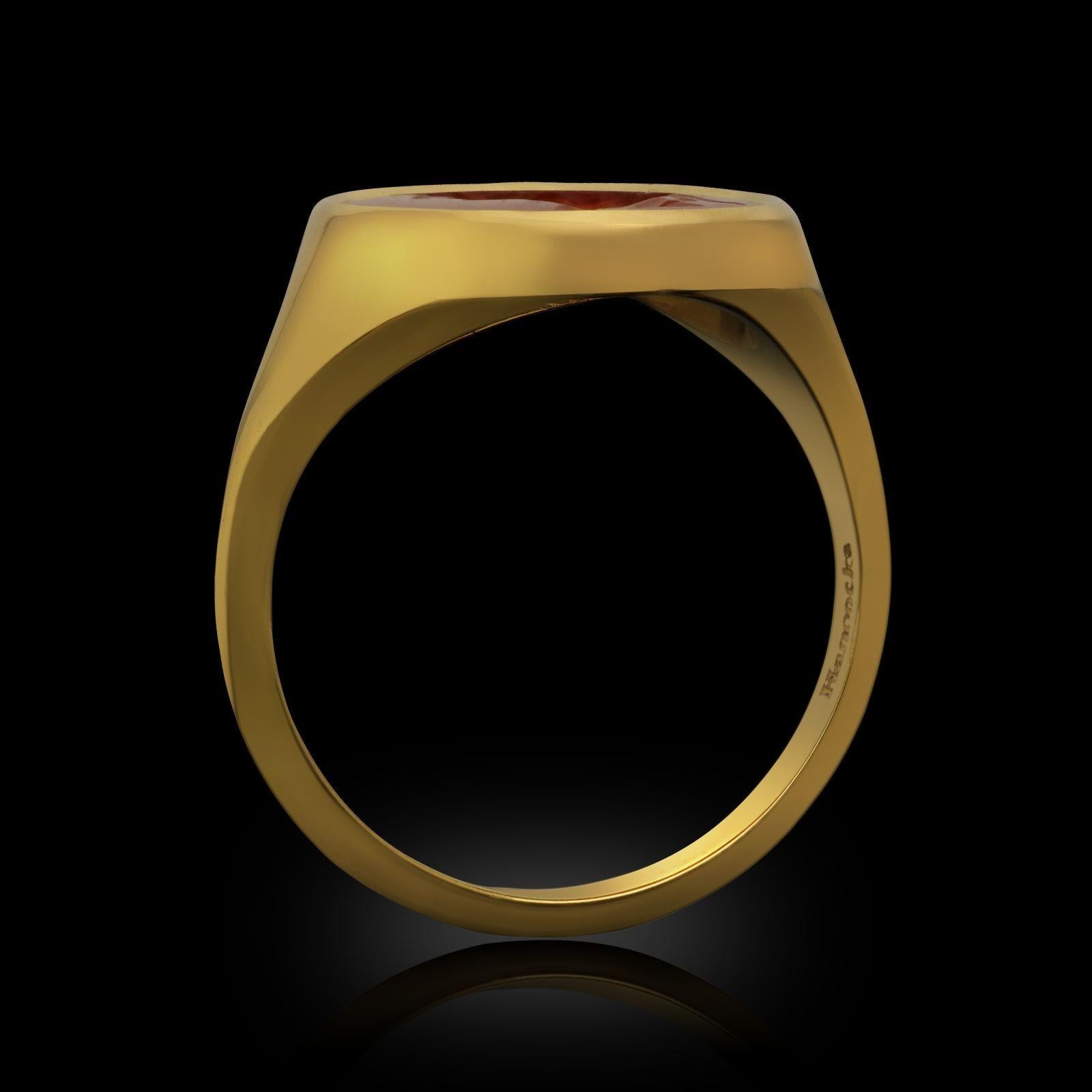Taille ovale Hancocks Contemporary 22ct Gold Signet Ring Set With Antique Carnelian Intaglio en vente