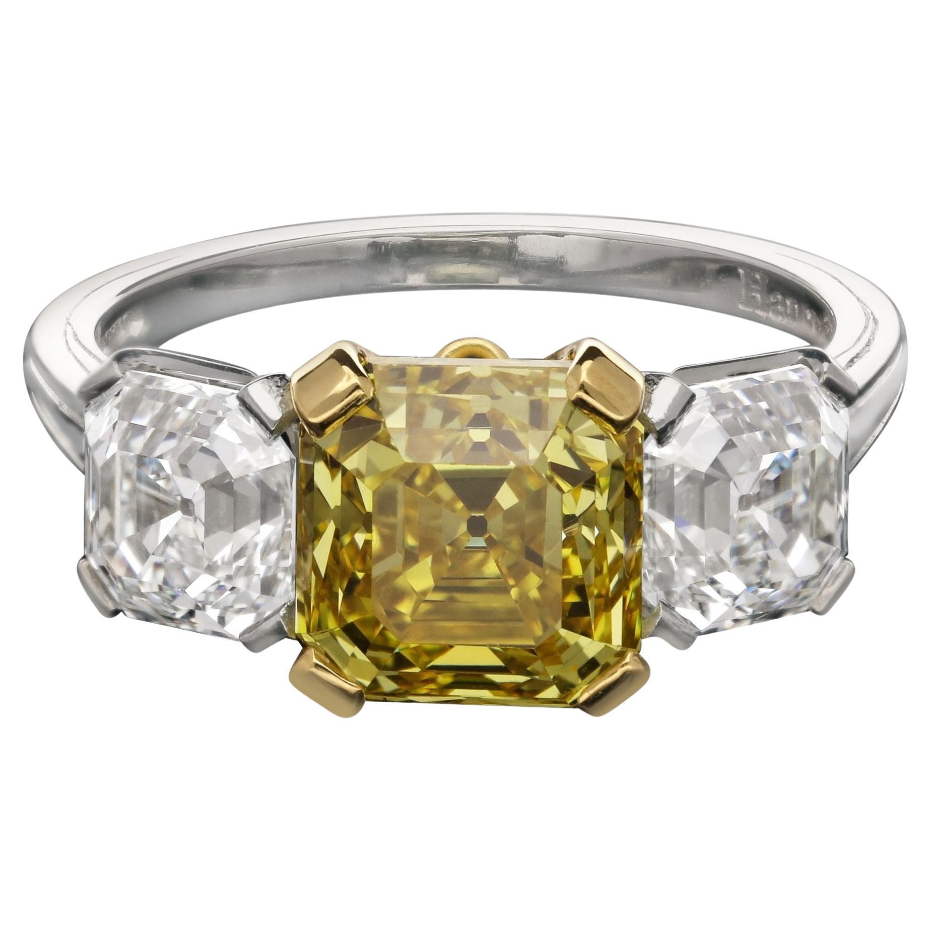 Hancocks Contemporary 2.94ct Fancy Vivid Yellow Asscher Cut Diamond 3 Stone Ring (bague à 3 pierres)