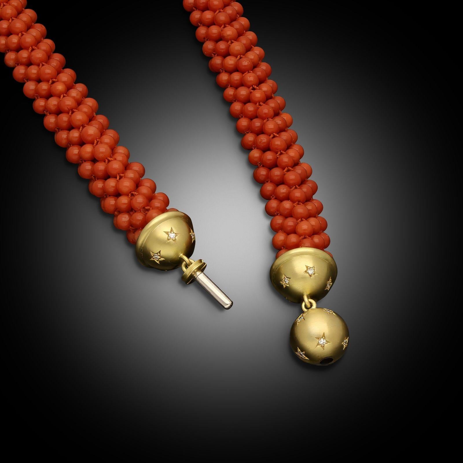 Creatore:
Hancocks
Sommario:
Collana con corallo, diamanti e perline in oro giallo 18ct
Descrizione:
Una collana di perline di corallo intrecciate a mano di Hancocks. Cinque file di perline di corallo rotonde sono state intricate per formare una
