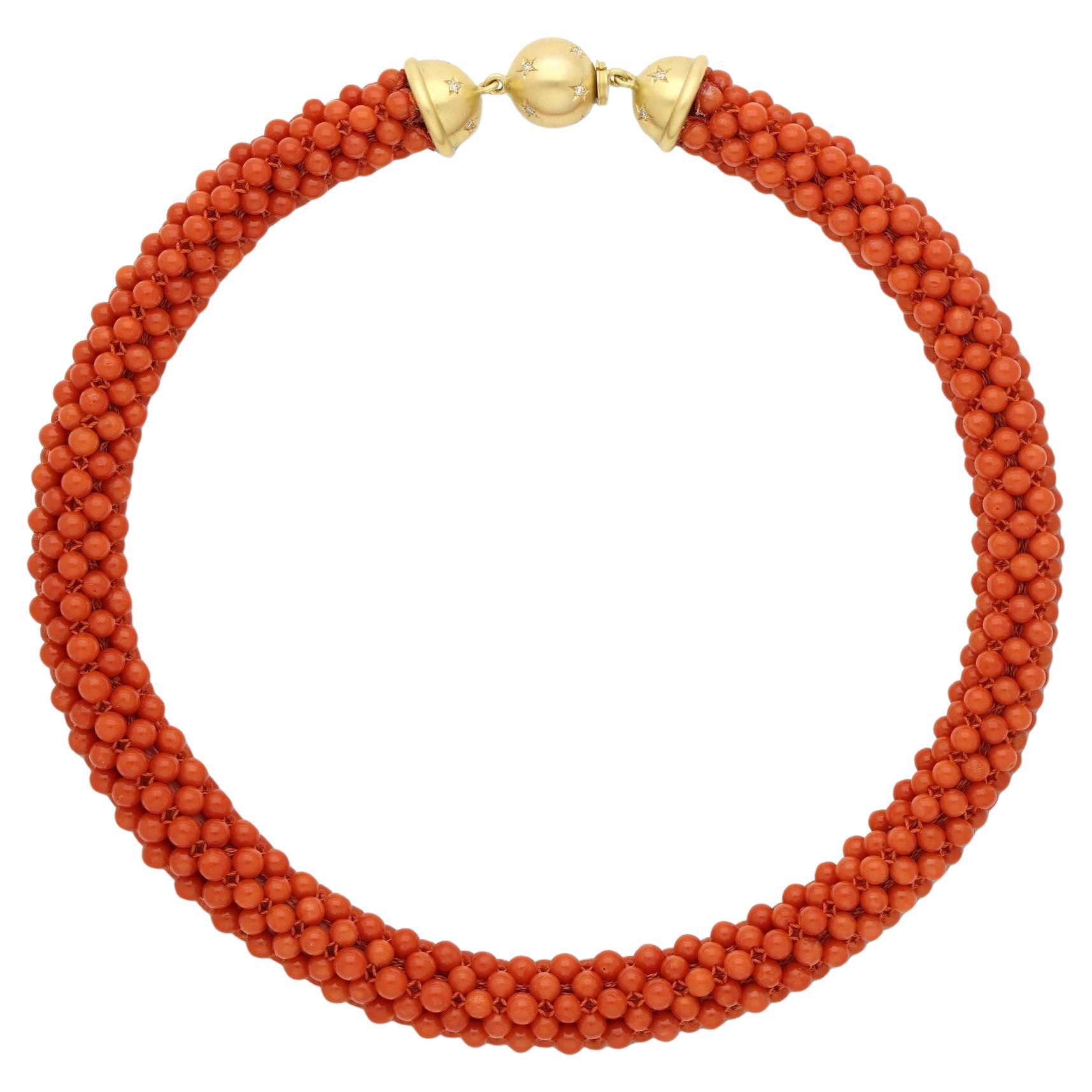 Hancocks - Collana di corallo, diamanti e oro giallo 18ct con perline intrecciate in vendita