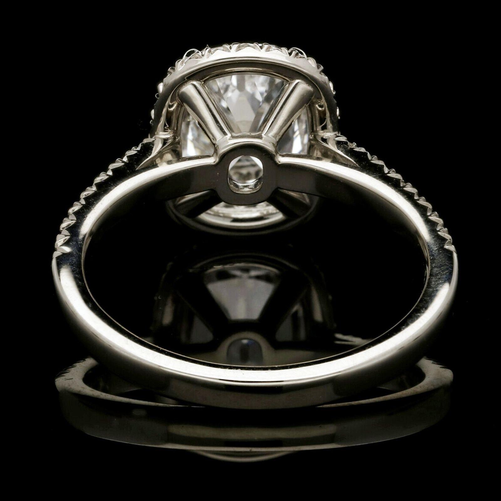 Hancocks, bague en platine avec halo de diamants taille coussin de 1,60 carat de couleur D Neuf - En vente à London, GB
