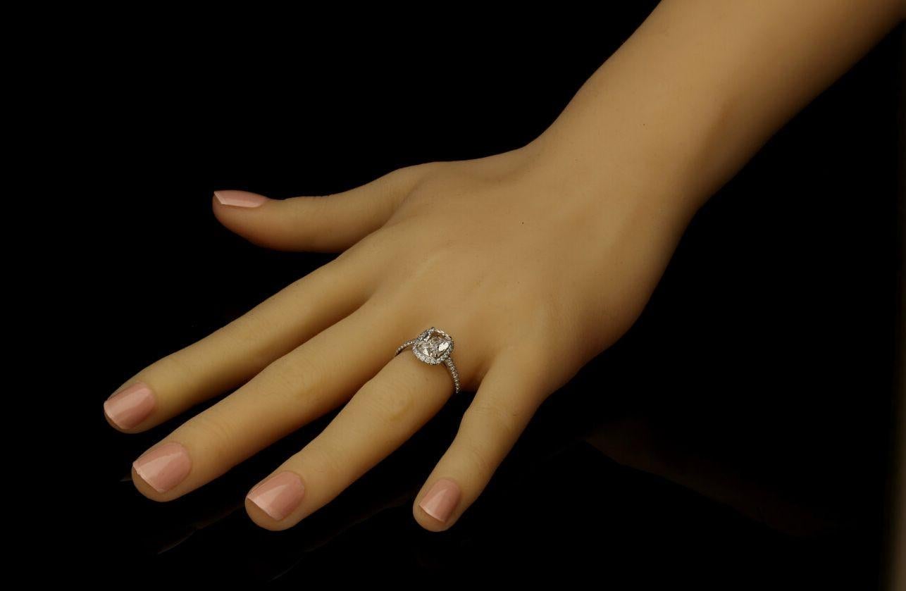 Hancocks, bague en platine avec halo de diamants taille coussin de 1,60 carat de couleur D Pour femmes en vente