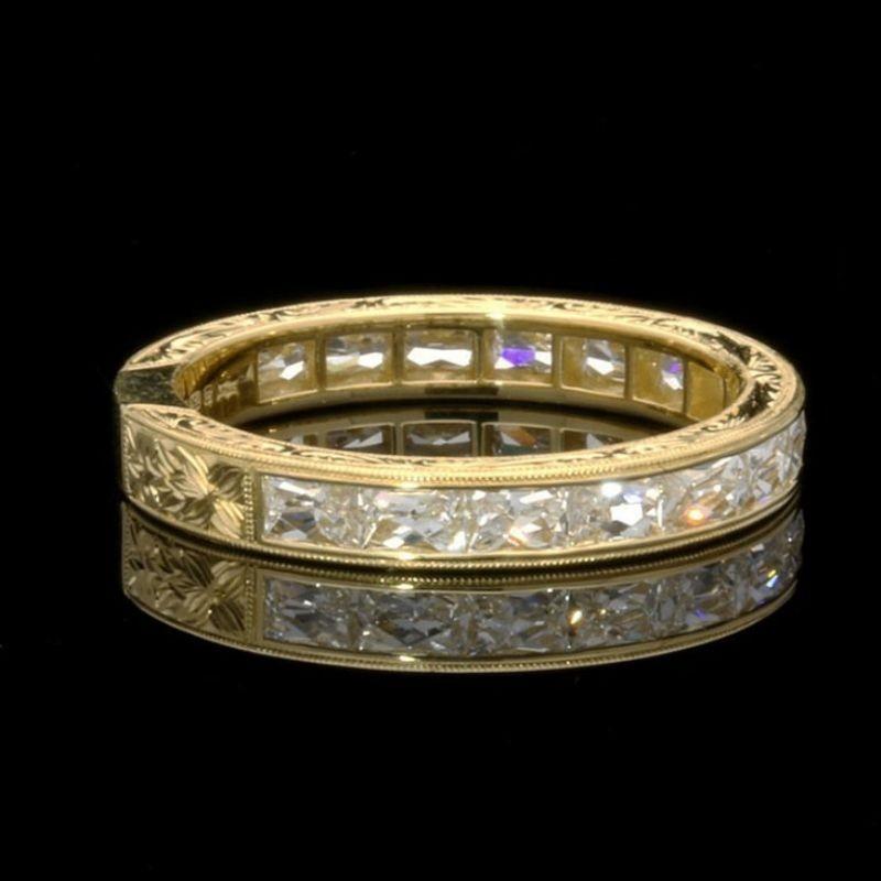 Hancocks Französischer Diamant-Eternity-Ring „East/West“ aus fein graviertem Gold mit französischem Schliff (Französischer Schliff) im Angebot