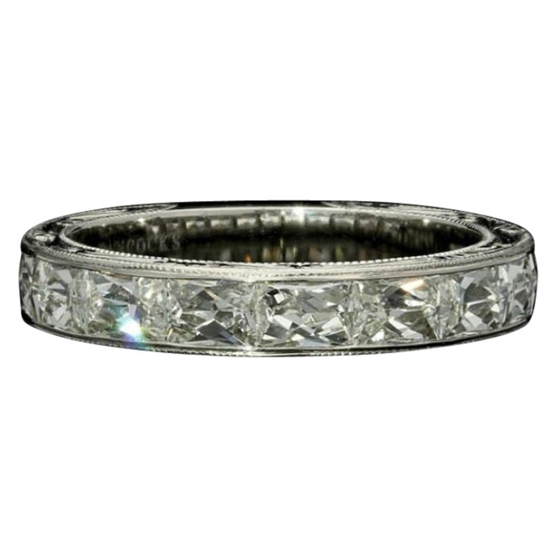Hancocks, bague d'éternité « Est/Ouest » en platine finement gravée avec diamants taille française en vente