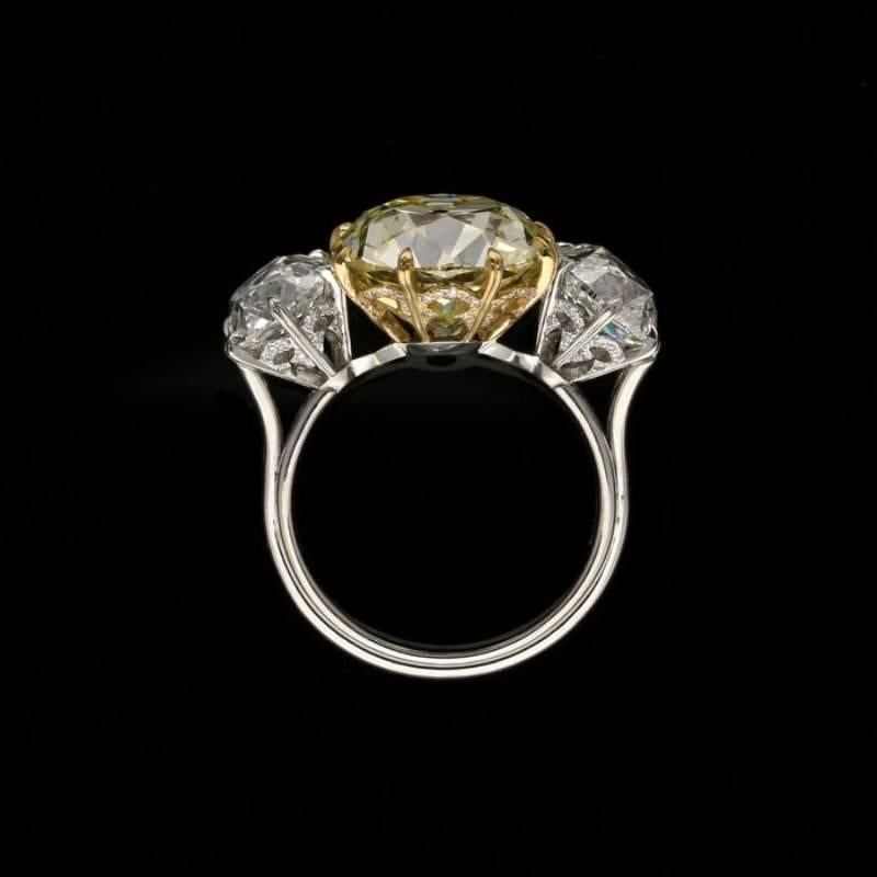 Hancocks Three-Stone Diamond and Fancy Intense Yellow Diamond Ring In New Condition In London, GB