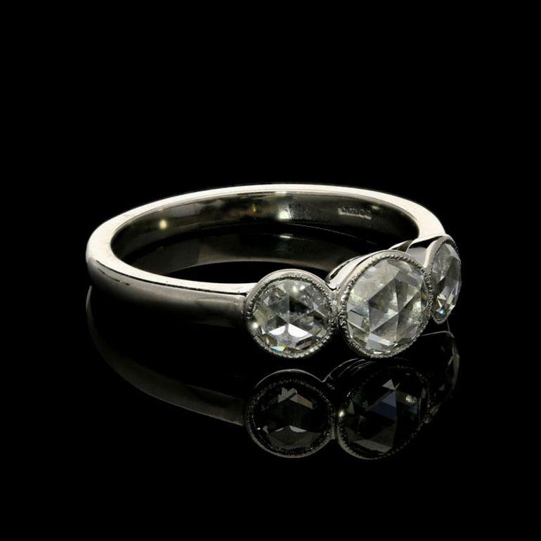 Hancocks Drei Stein Rose Cut Diamond Ring in Platin Mount Contemporary (Rosenschliff) im Angebot