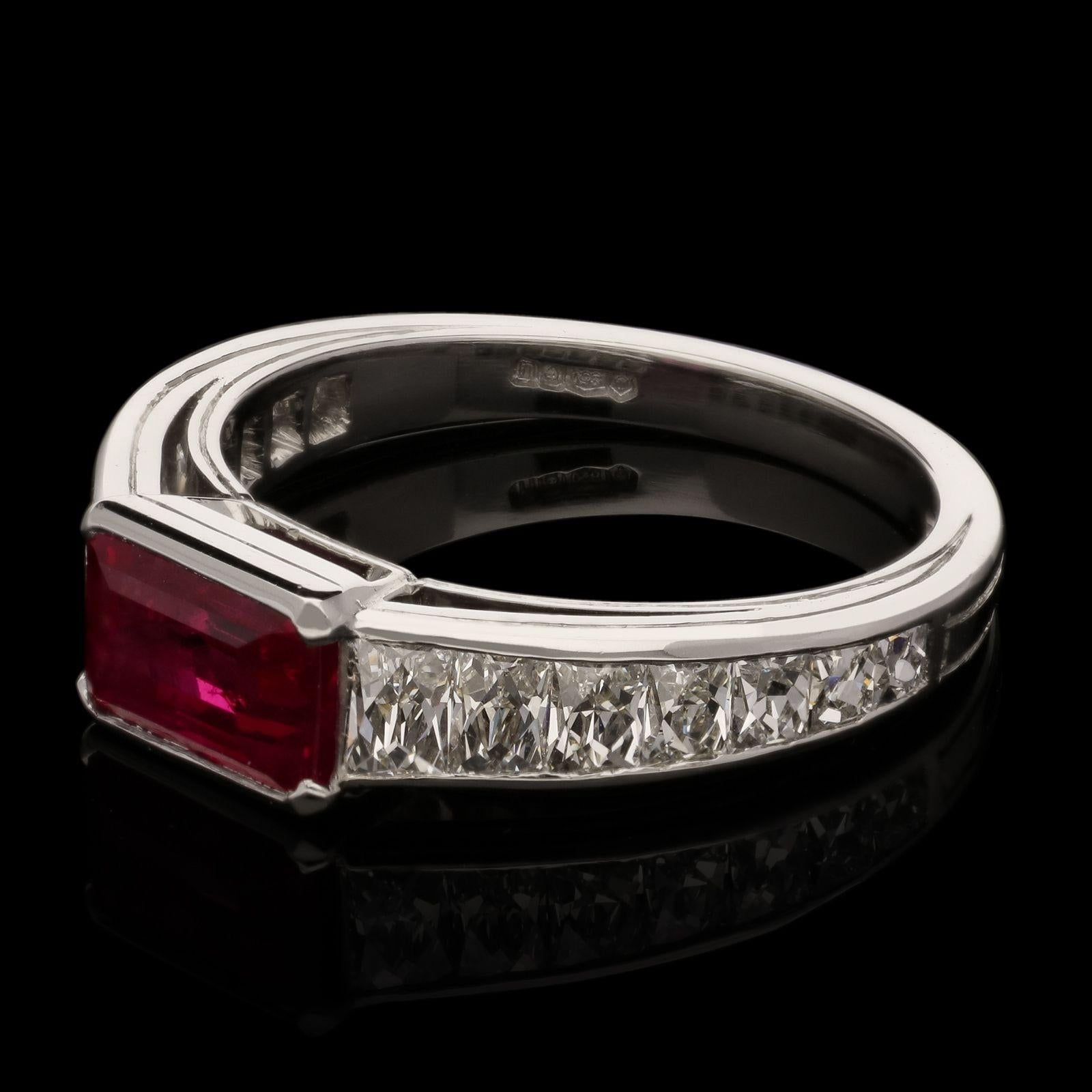 Taille émeraude Hancocks, bague inhabituelle, sertie horizontalement de 1,75 carat, rubis taille émeraude et diamants épaules