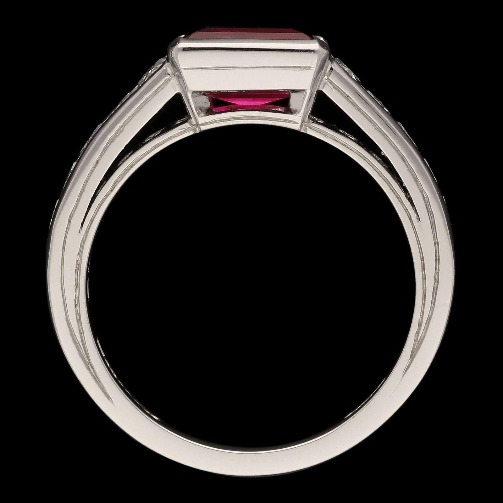 Hancocks, bague inhabituelle, sertie horizontalement de 1,75 carat, rubis taille émeraude et diamants épaules Neuf à London, GB