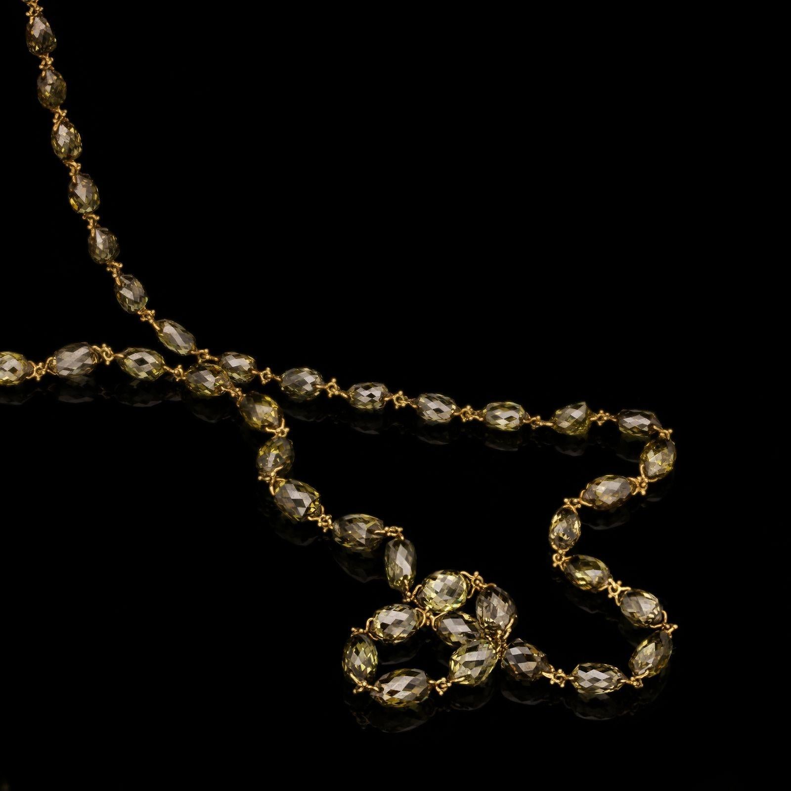 Magnifique collier en or et diamants briolettes de Hancocks, la chaîne de 16″ est formée de soixante-huit diamants briolettes ovales de taille ancienne pesant au total 16,17cts et présentant une belle gamme subtile de couleurs allant du jaune doré