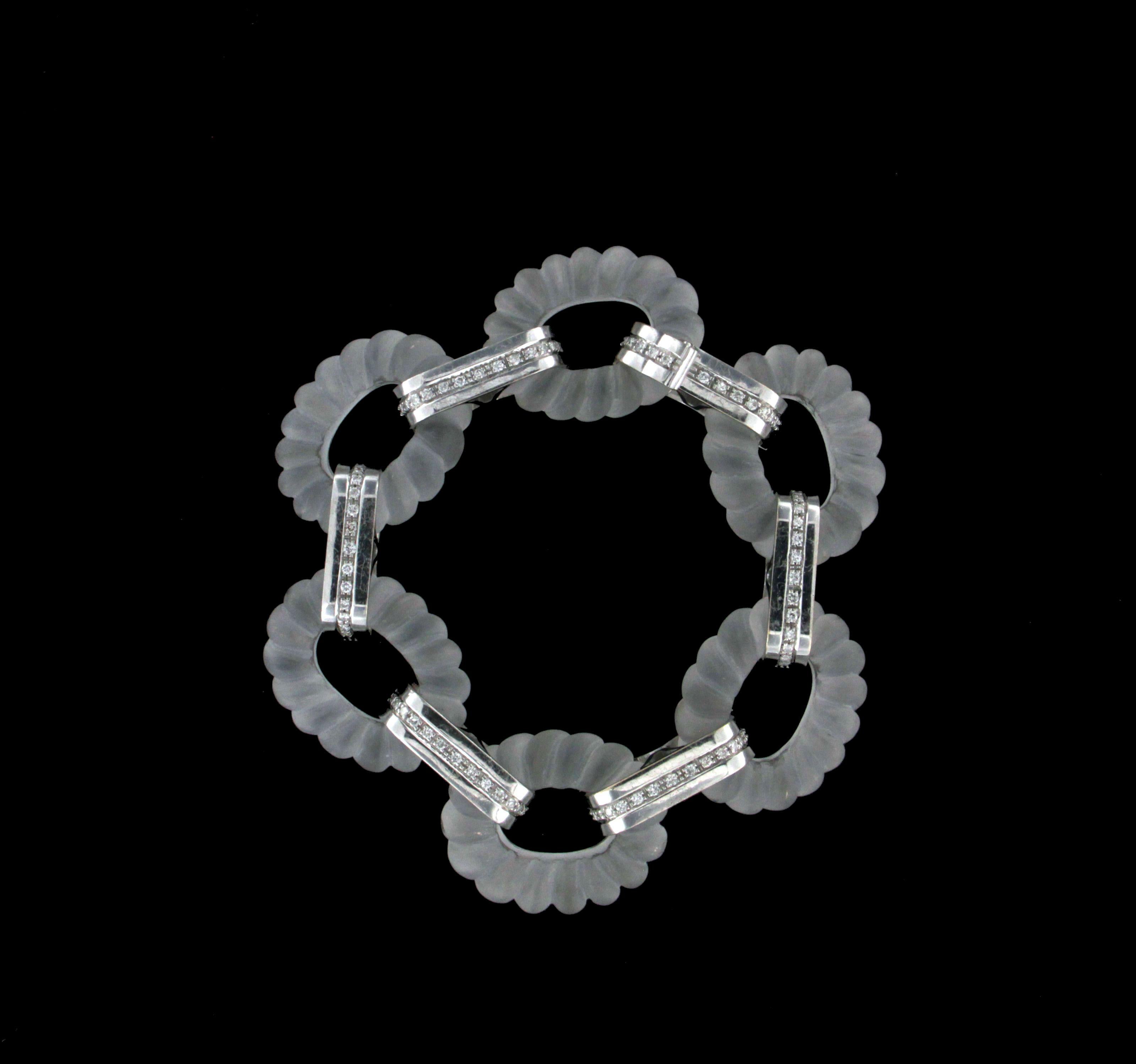 For any problems related to some materials contained in the items that do not allow shipping and require specific documents that require a particular period, please contact the seller with a private message to solve the problem.
18 karat white gold
