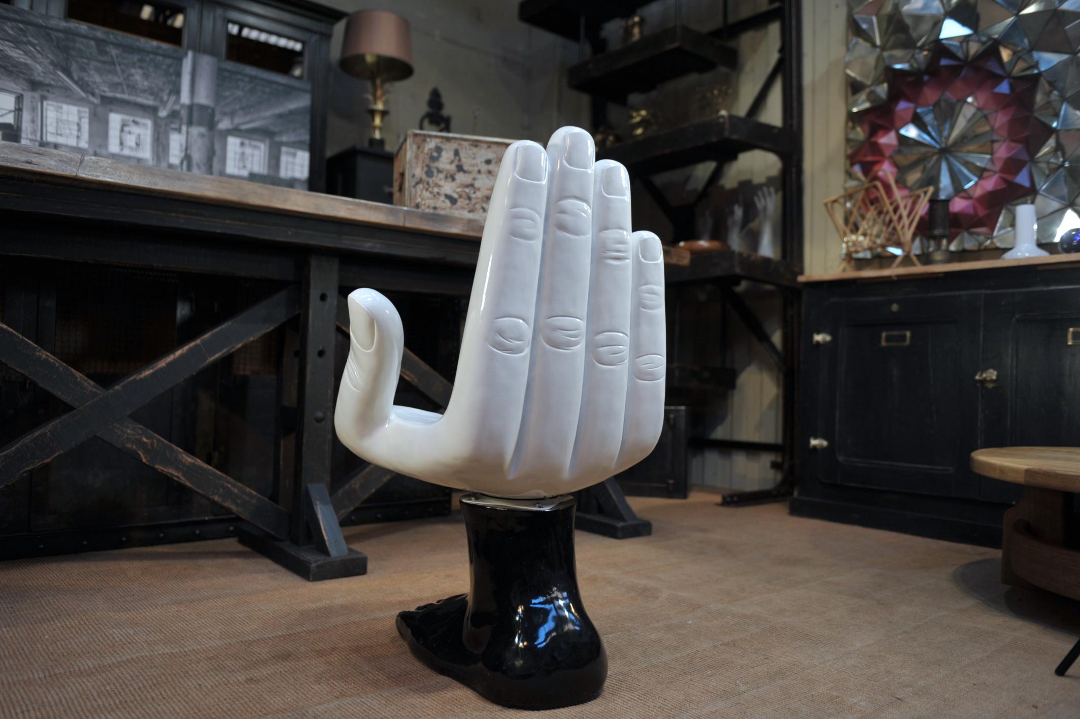 Fauteuil moderniste pivotant à la main et au pied, vers 1970 2