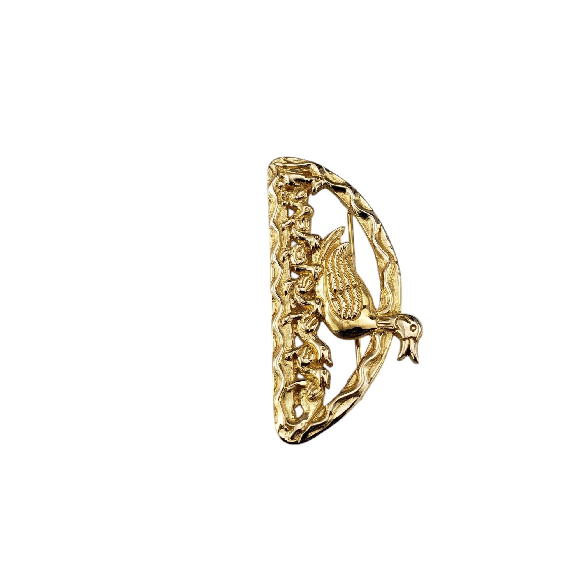 Broche de oro amarillo de 14 quilates de la familia de patos DeMatteo Mano y Martillo-

Este encantador broche con una preciosa familia de patos fue fabricado por Hand and Hammer Silversmiths, basándose en el entrañable libro infantil 