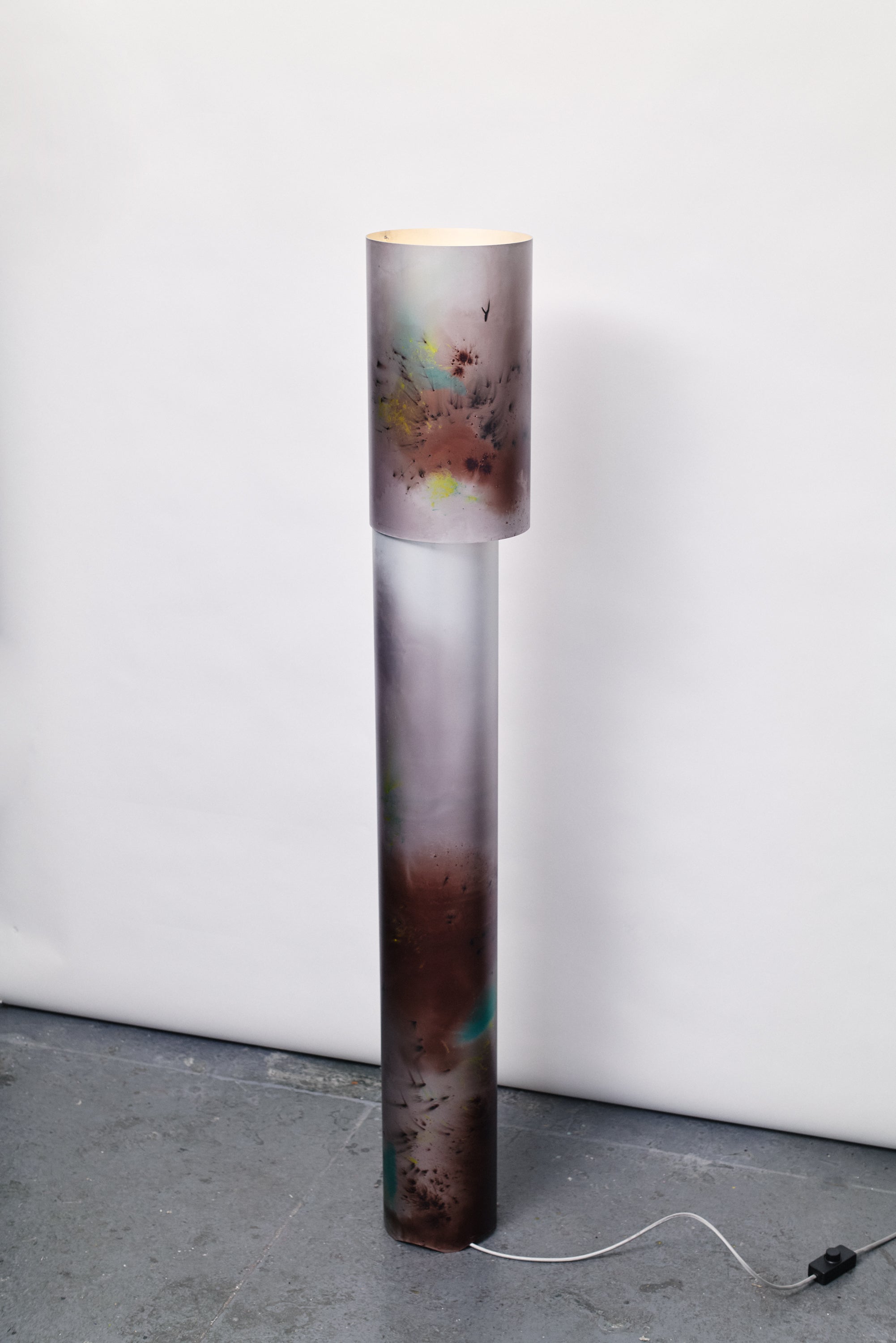 Postmoderne Lights Ambiente en aluminium anodisé à la main de la collection Cosmos Brown / Multicolor en vente