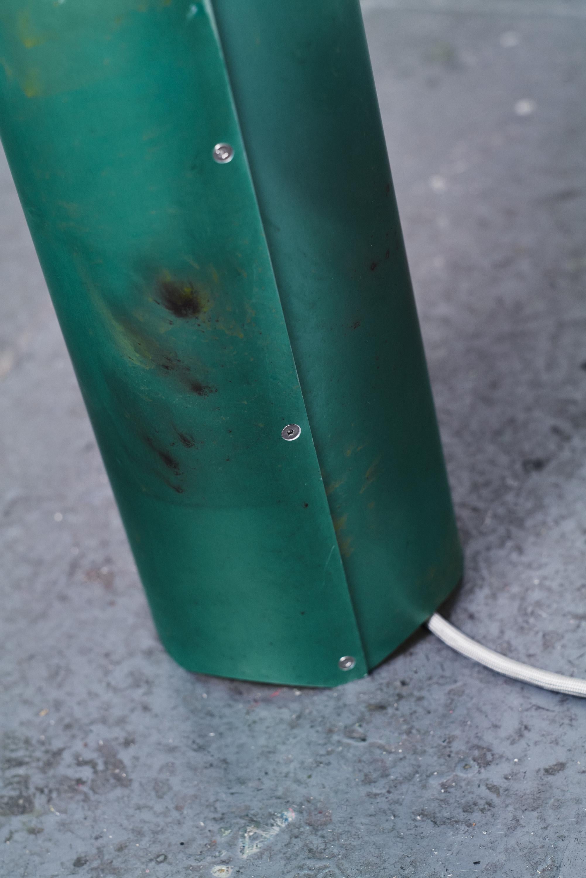 Aluminium Lampe d'ambiance en aluminium anodisé à la main de la collection Cosmos, vert/multicolore en vente