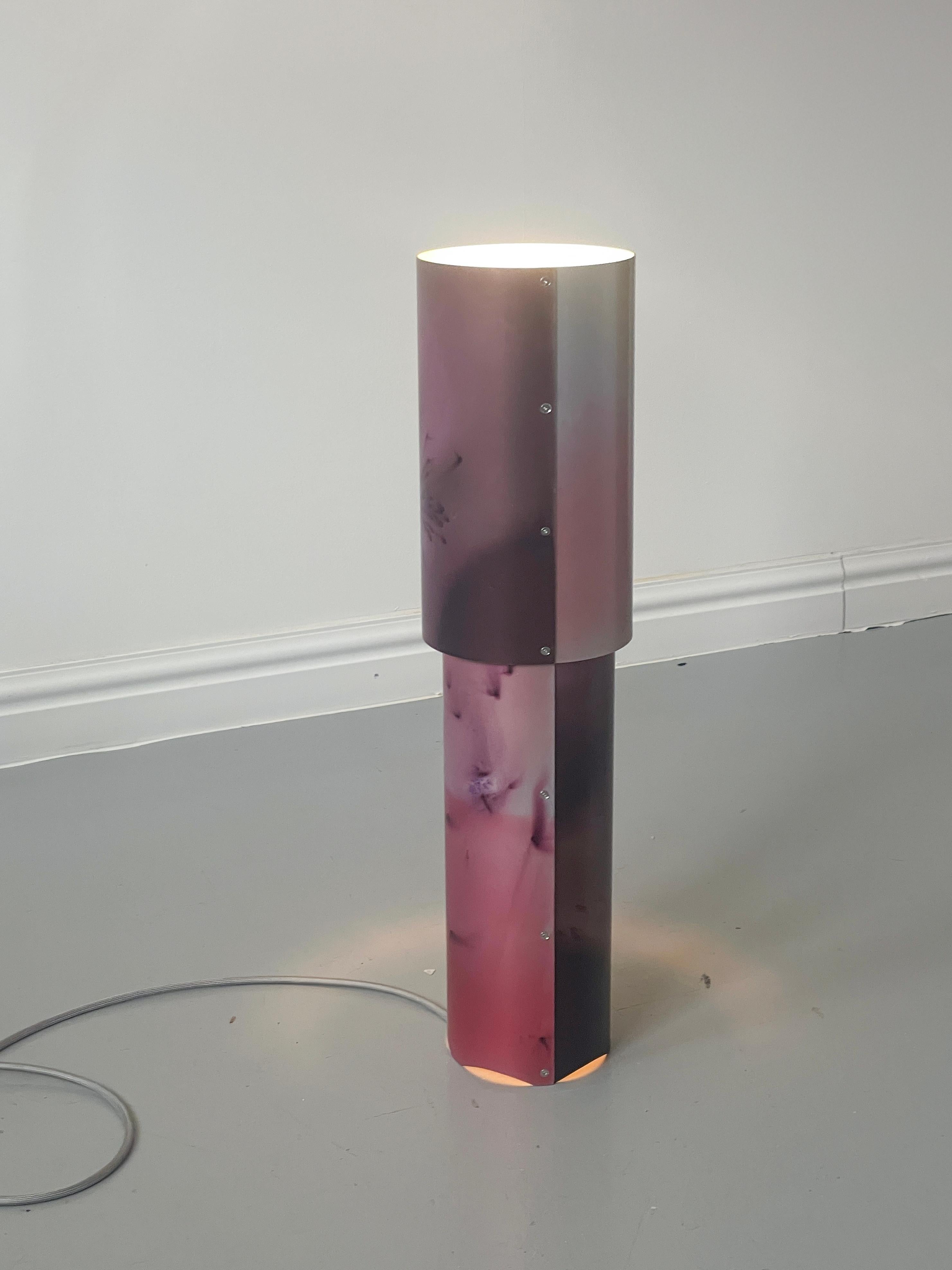 Britannique Lampe d'ambiance en aluminium anodisé à la main de la collection Cosmos rose / violet / rouge en vente