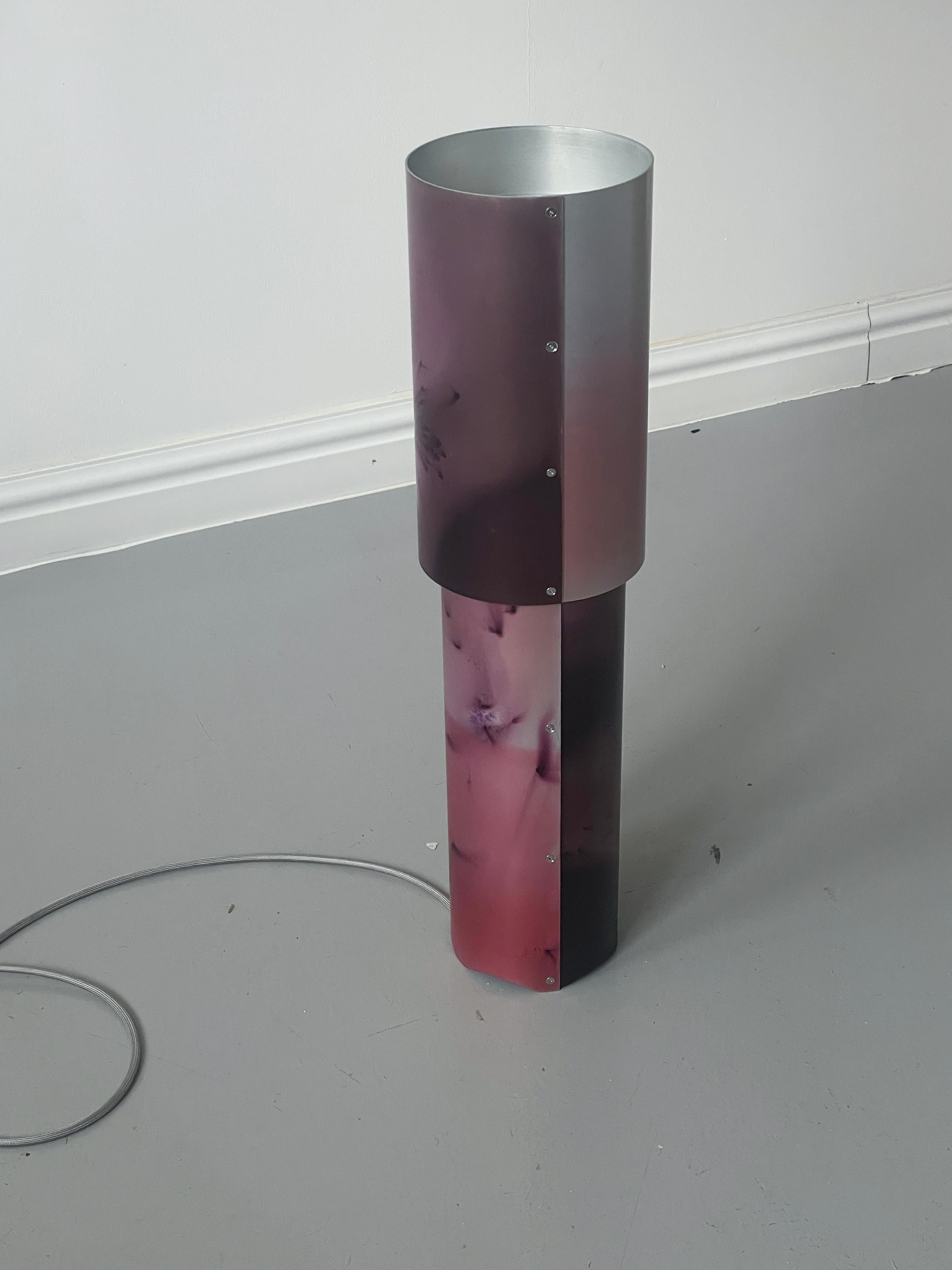 Anodisé Lampe d'ambiance en aluminium anodisé à la main de la collection Cosmos rose / violet / rouge en vente