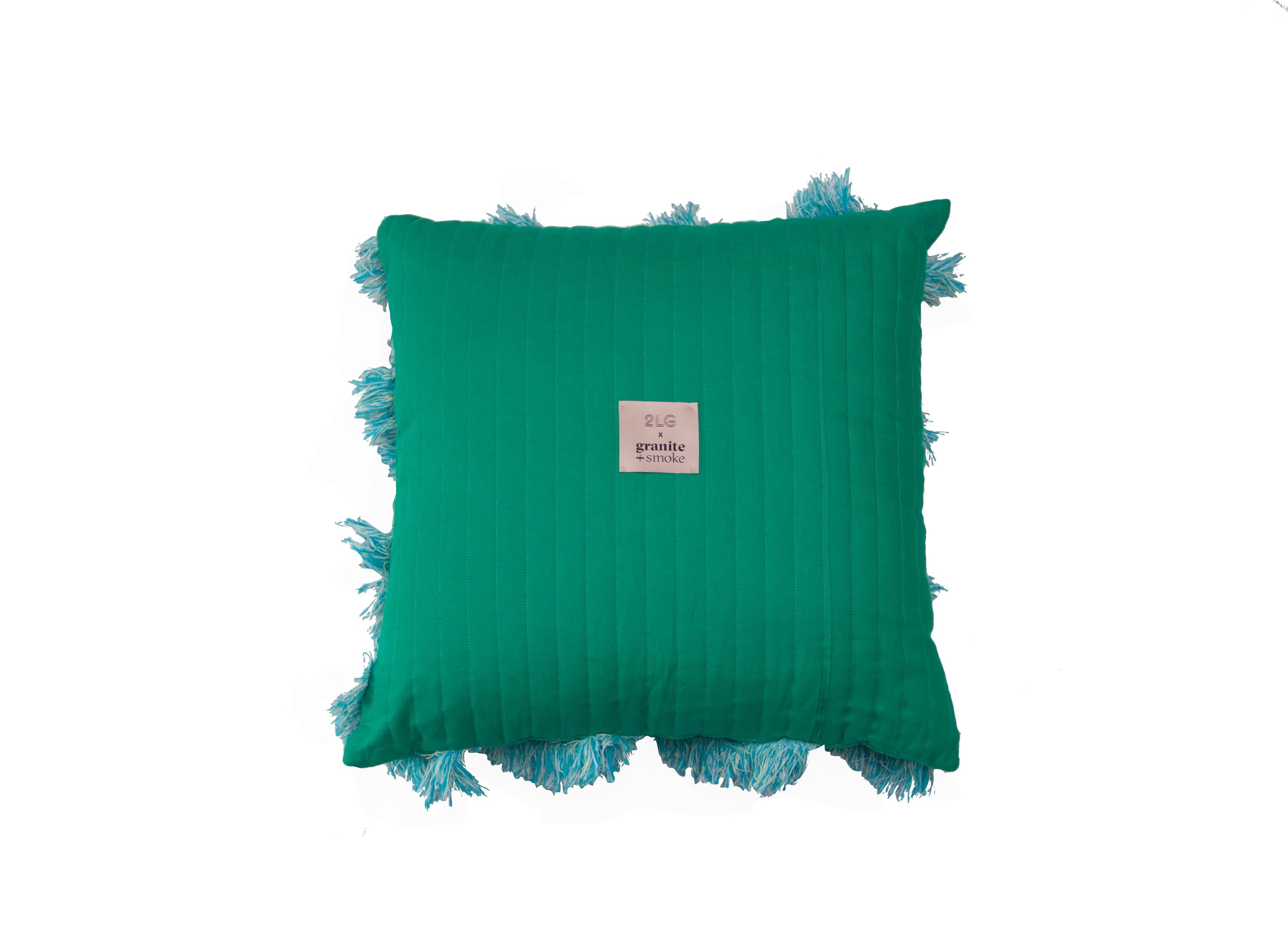 Nom  Granite+Smoke x 2LGStudio Salvage 'YCSWM' Vert coussin diagonal.

Dimensions  60cm x 60cm 

Couleur  Verts + bleus

Matériau  Faits et appliqués à la main par Granite + Smoke à Londres et en Écosse avec des chutes d'usine, de la récupération et