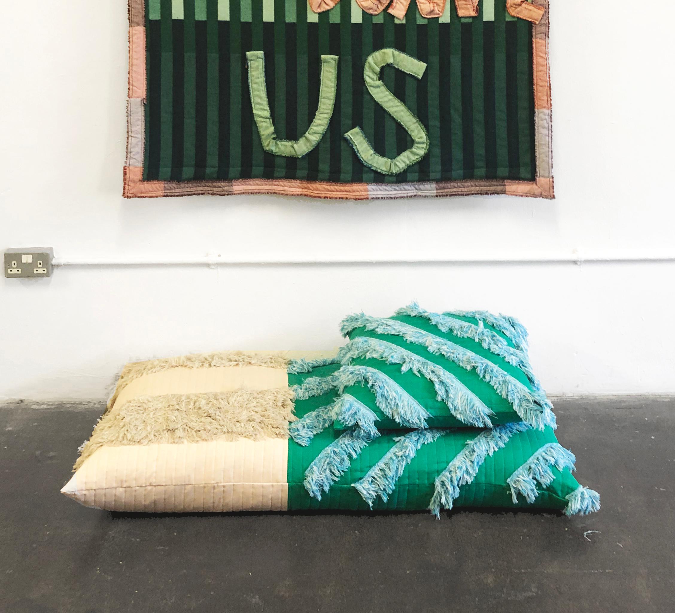 Britannique Coussin vert matelassé appliqué à la main avec détails en diagonale par G+S x 2LG Studio en vente