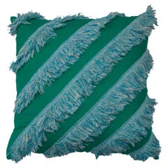 Coussin vert matelassé appliqué à la main avec détails en diagonale par G+S x 2LG Studio