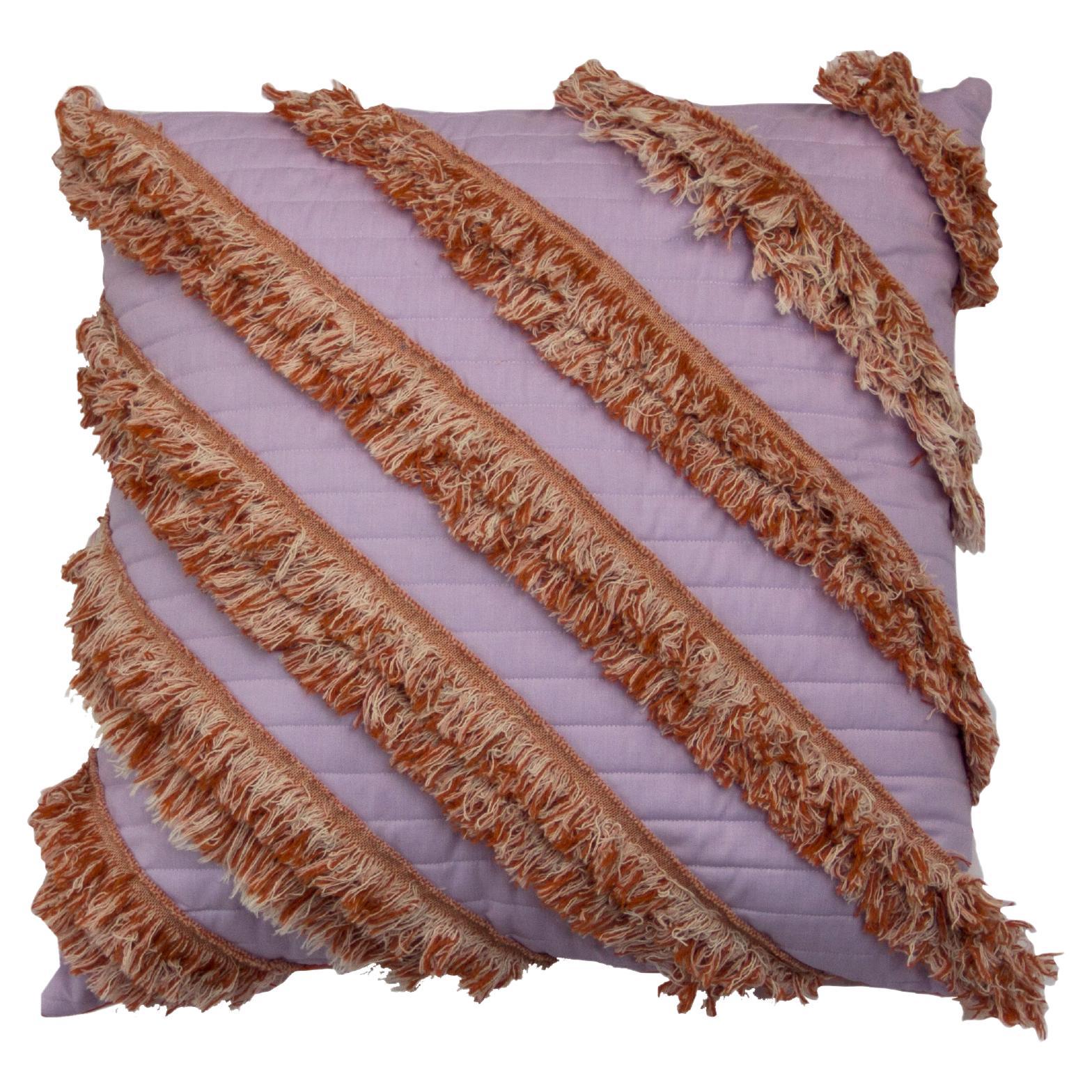 Von Hand appliziertes, gestepptes fliederfarbenes Kissen mit diagonalem Detail, G+S x 2LGstudio