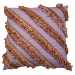 Von Hand appliziertes, gestepptes fliederfarbenes Kissen mit diagonalem Detail, G+S x 2LGstudio
