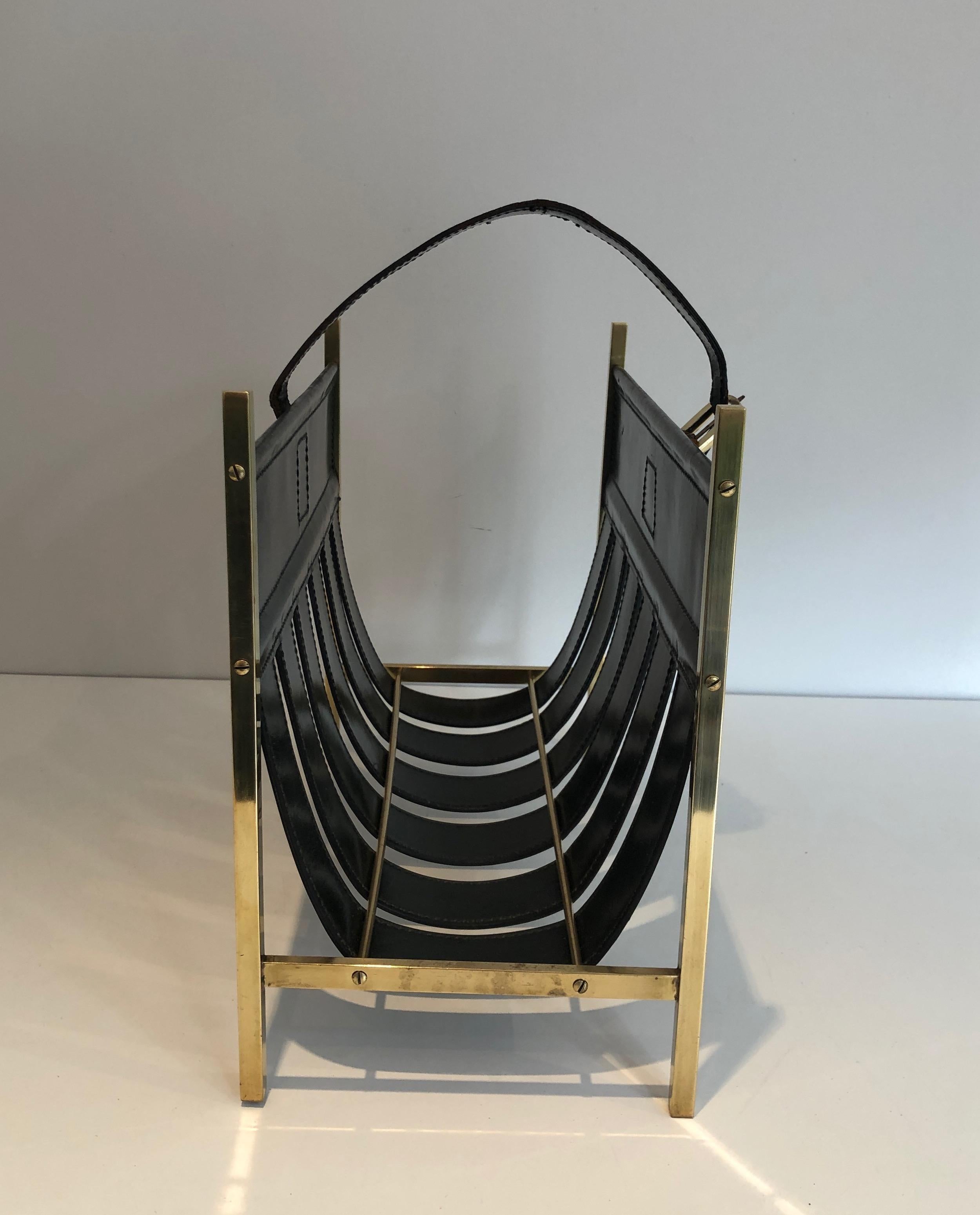 Hand-Bag Brass and Leather Magazine Rack by Jacques Adnet, circa 1940 In Good Condition For Sale In Marcq-en-Barœul, Hauts-de-France