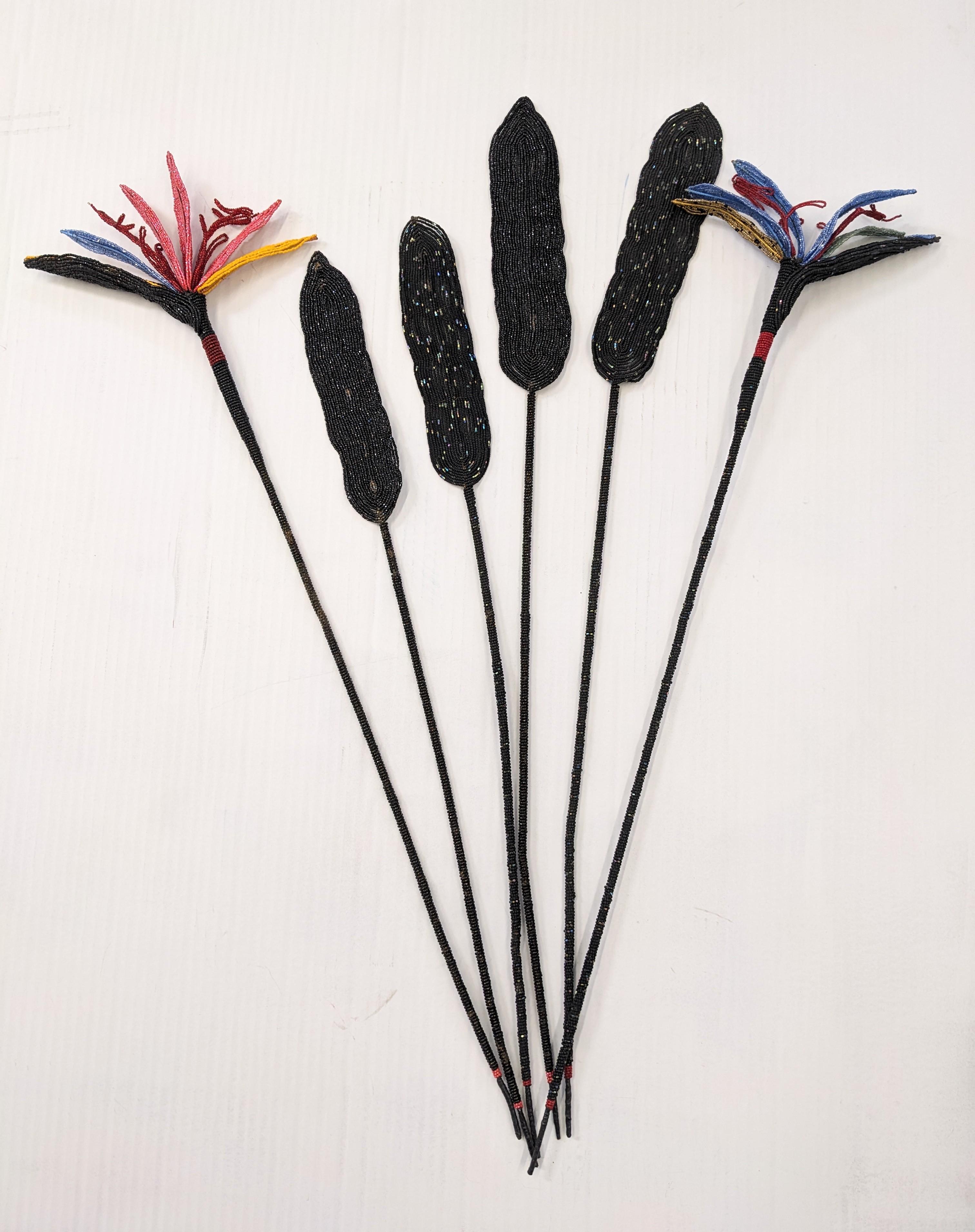 Set di steli di uccello del paradiso con perline realizzate a mano alla fine degli anni '90 in Francia. Realizzato su misura negli anni '90 con perline ceche antiche e nuove. Set di 2 pezzi ciascuno: Teste di fiori/ Foglie nere opache e verdi