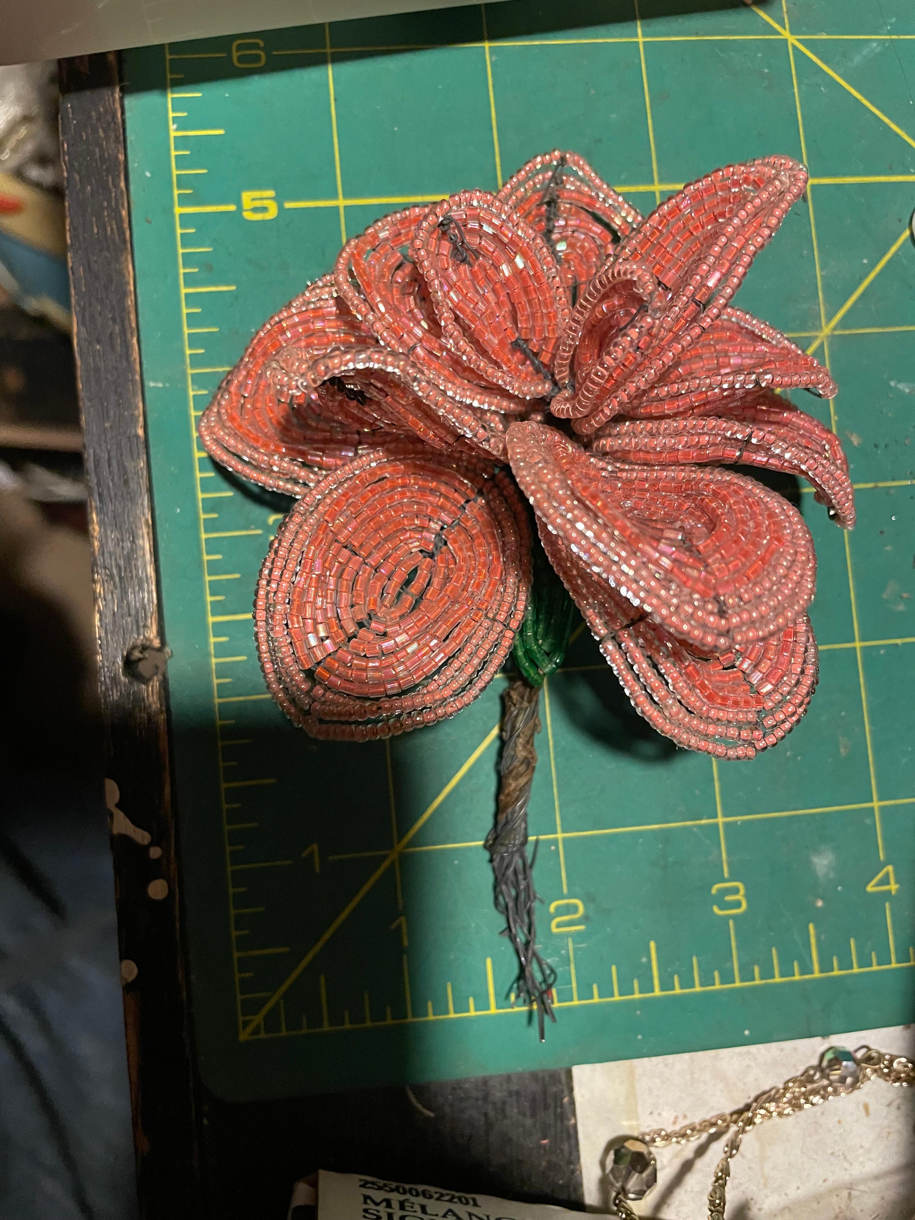 Perline a mano Lg Fiore Rosa Esposizione floreale Molti petali in vendita 2